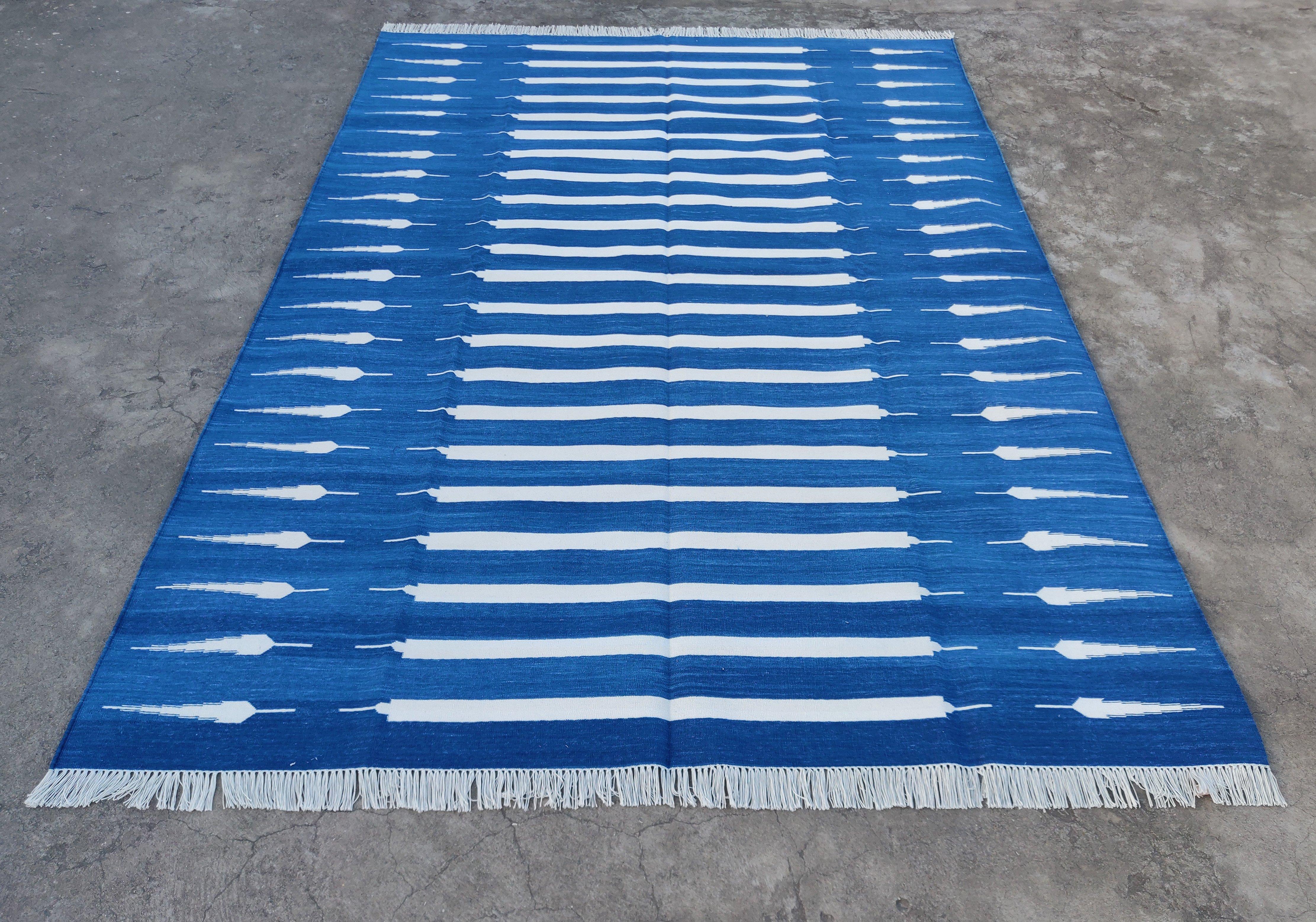 Tappeto a tessitura piatta in cotone fatto a mano, 5x7 a righe bianche e blu, indiano Dhurrie in vendita 2