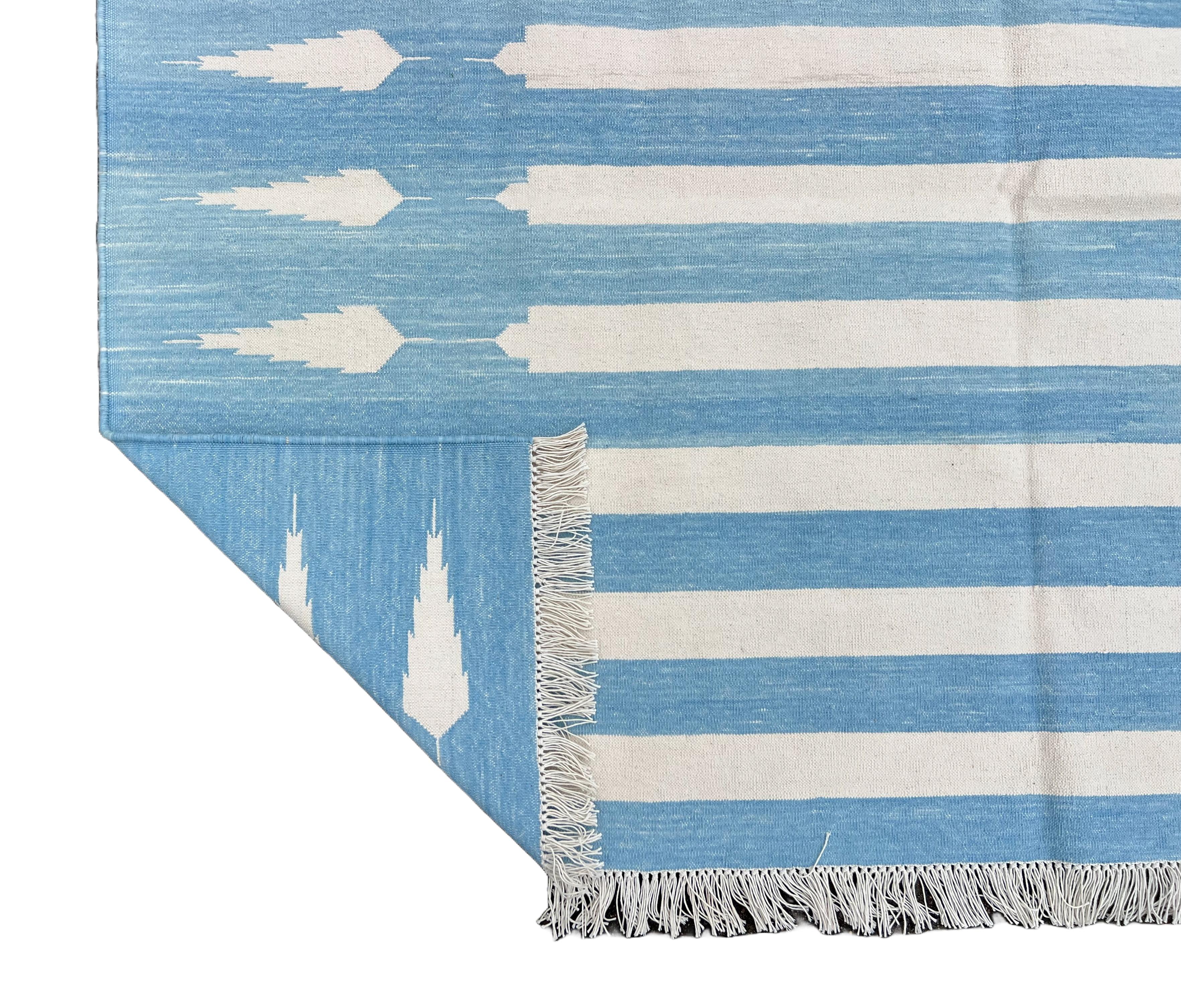 Tappeto a tessitura piatta in cotone fatto a mano, 5x7 a righe bianche e blu, indiano Dhurrie in vendita 2