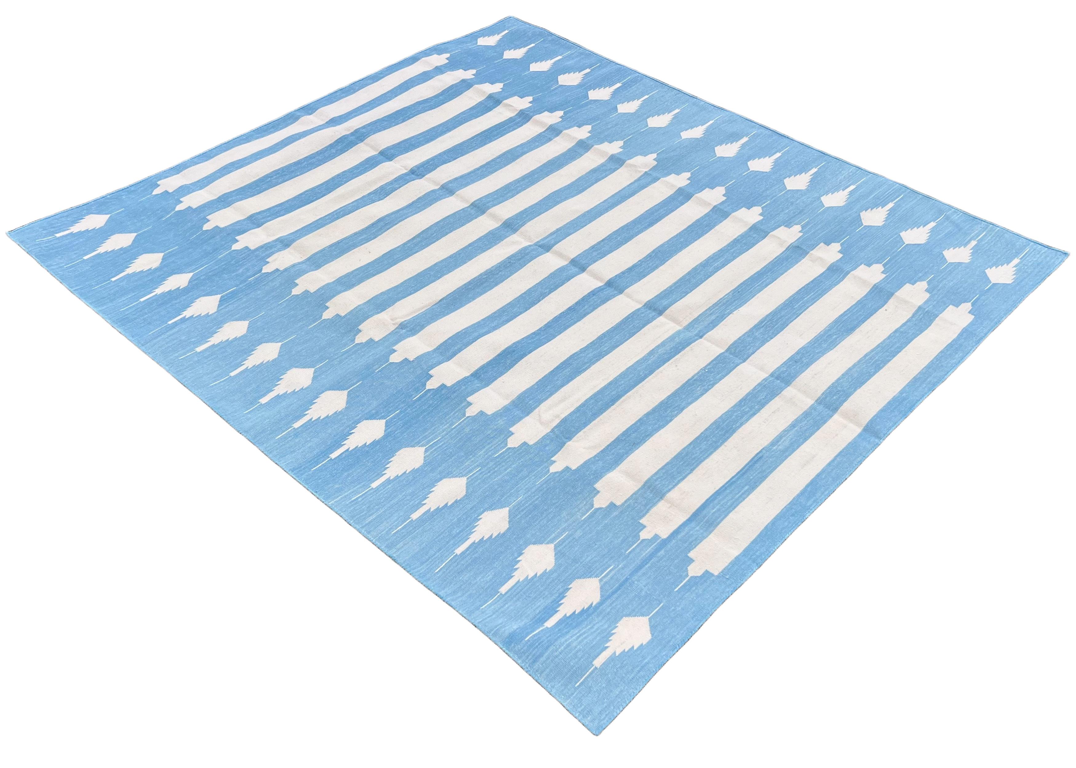 Tappeto a tessitura piatta in cotone fatto a mano, 5x7 a righe bianche e blu, indiano Dhurrie in vendita 2