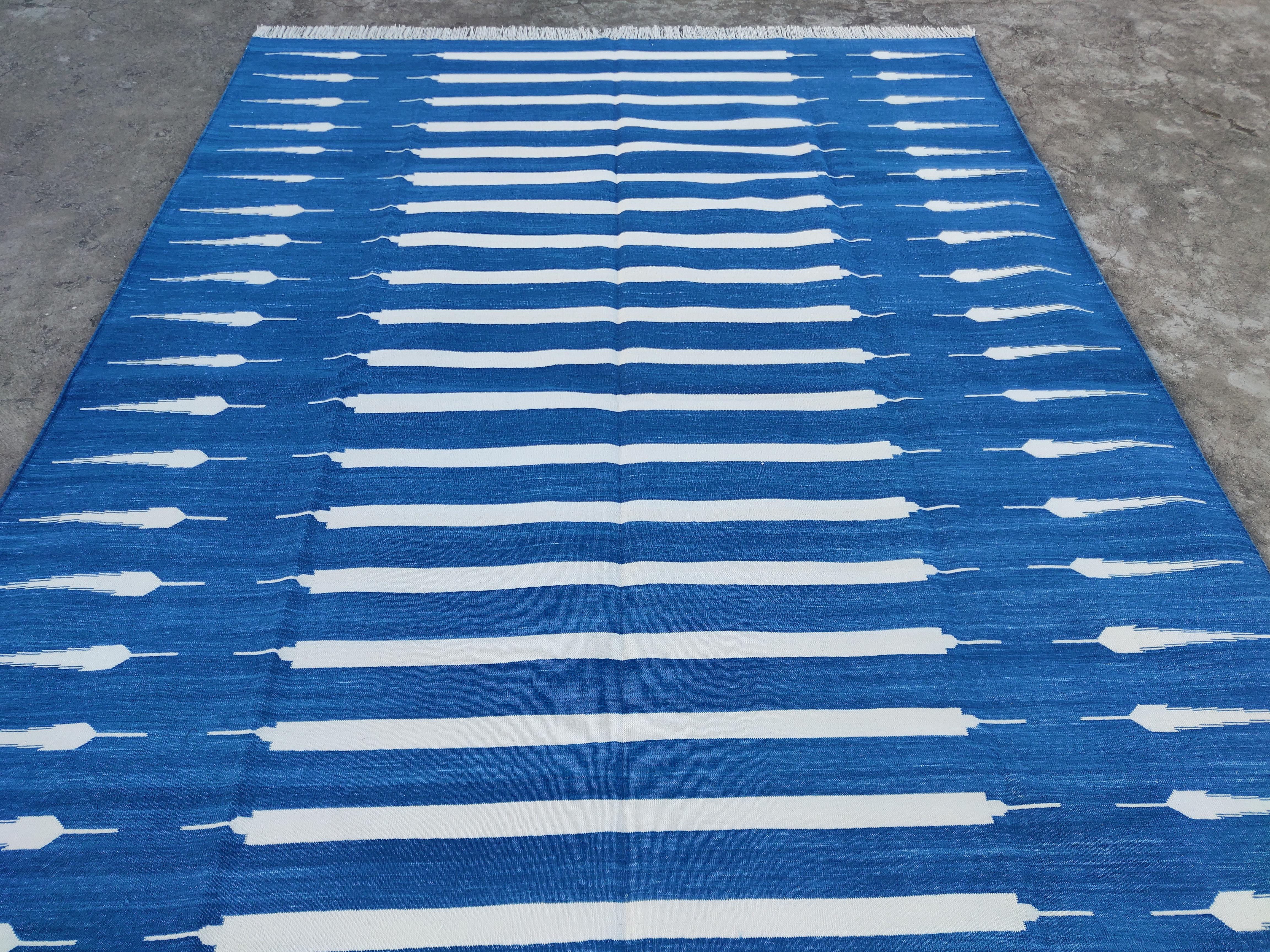 Tappeto a tessitura piatta in cotone fatto a mano, 5x7 a righe bianche e blu, indiano Dhurrie in vendita 3