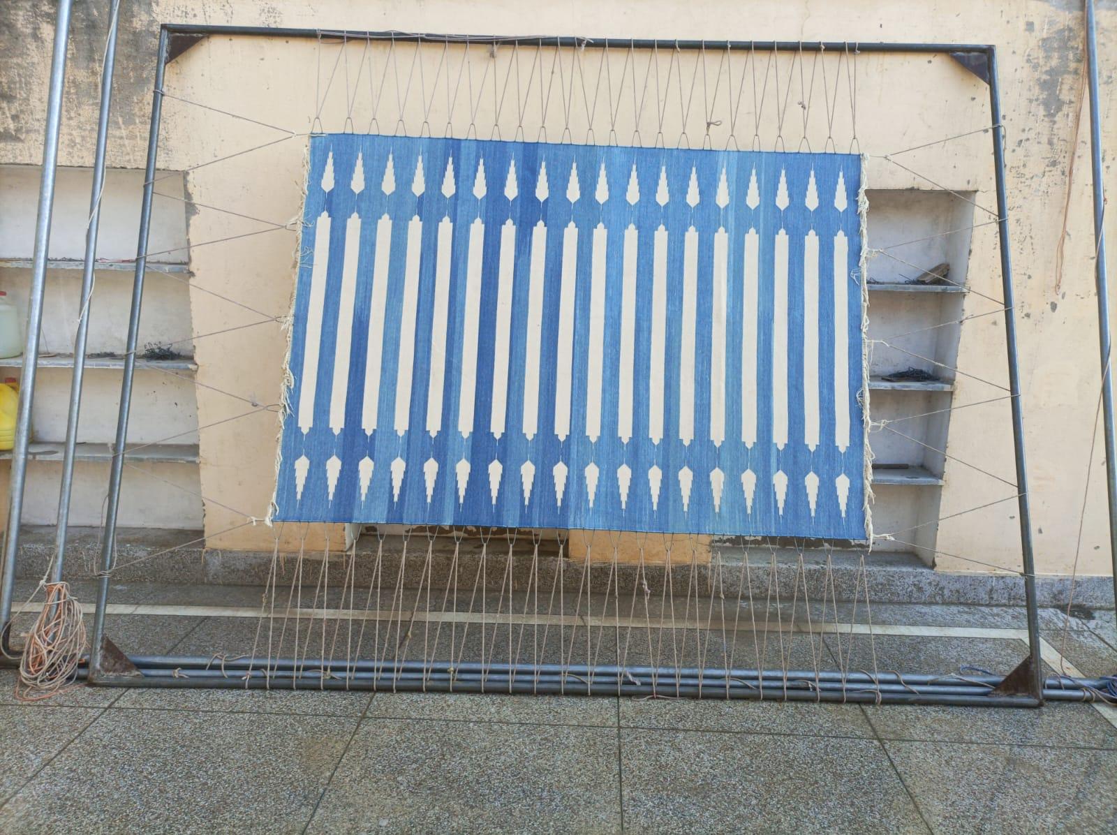 Tappeto a tessitura piatta in cotone fatto a mano, 5x7 a righe bianche e blu, indiano Dhurrie in vendita 3