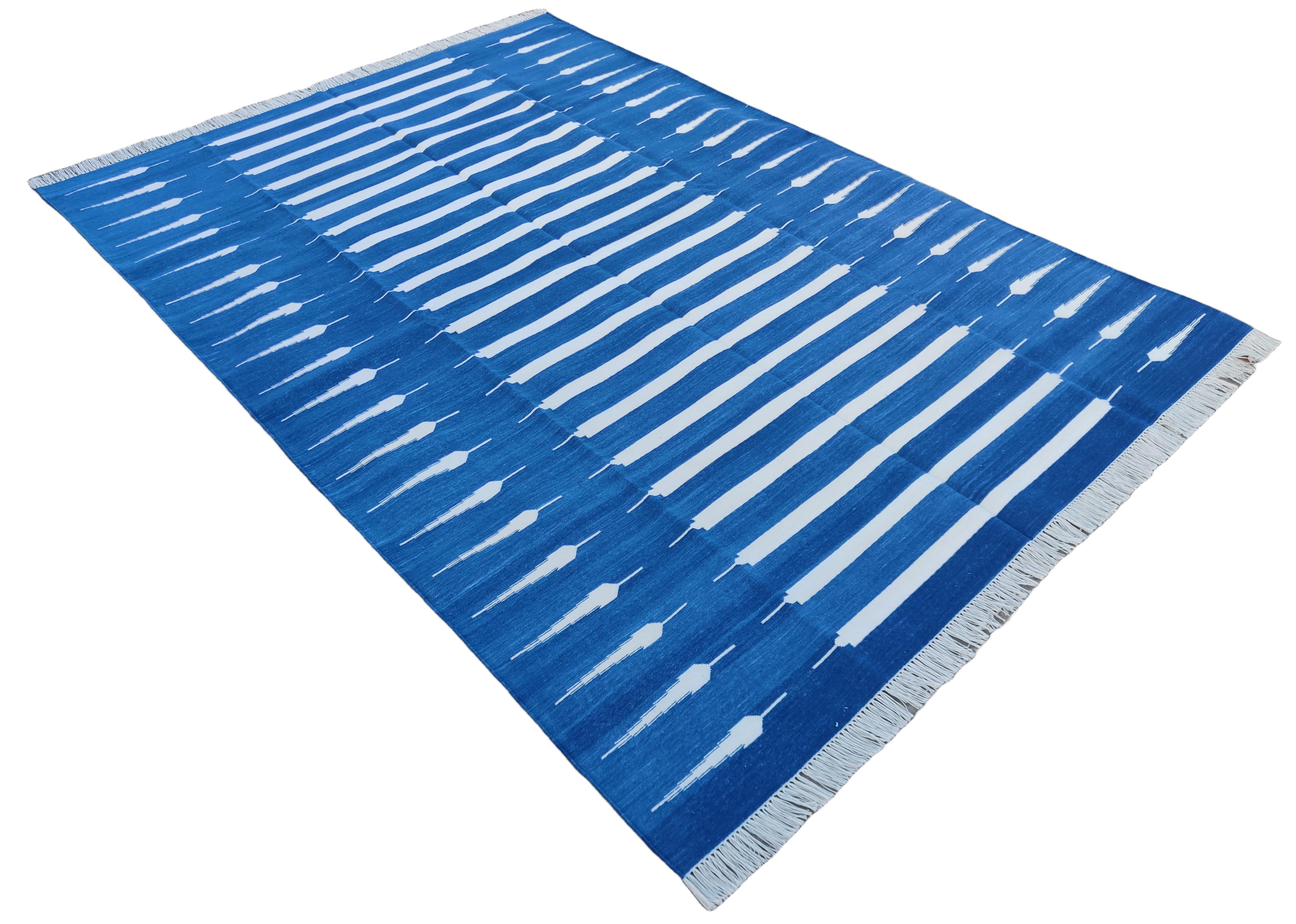 Tappeto indiano Dhurrie in cotone tinto al vegetale a righe bianche e blu indaco
- Dimensioni 5'x7' (150x210cm) 

Queste speciali dhurry a trama piatta sono tessute a mano con un filo di cotone 100% a 15 strati. A causa delle speciali tecniche di
