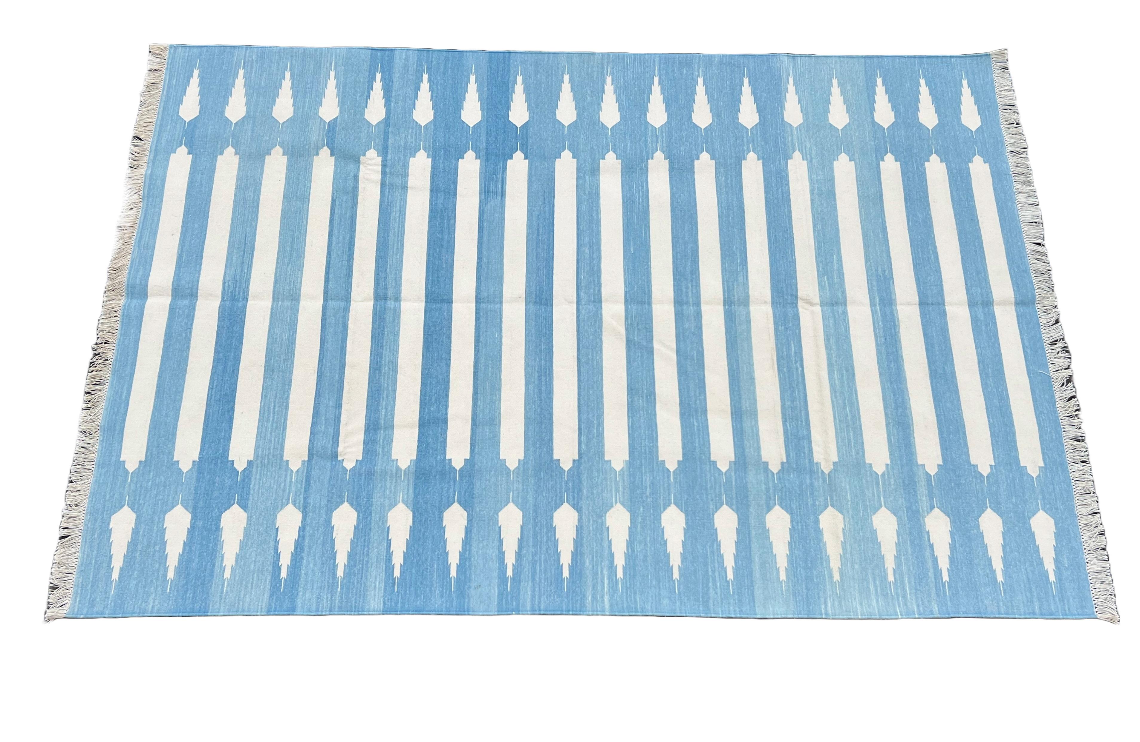 Tappeto indiano Dhurrie 5'x7' (150x210cm) in cotone fatto a mano, naturale e tinto al vegetale, a strisce di freccia bianche e blu cielo, reversibile

Queste speciali dhurry a trama piatta sono tessute a mano con un filo di cotone 100% a 15 strati.
