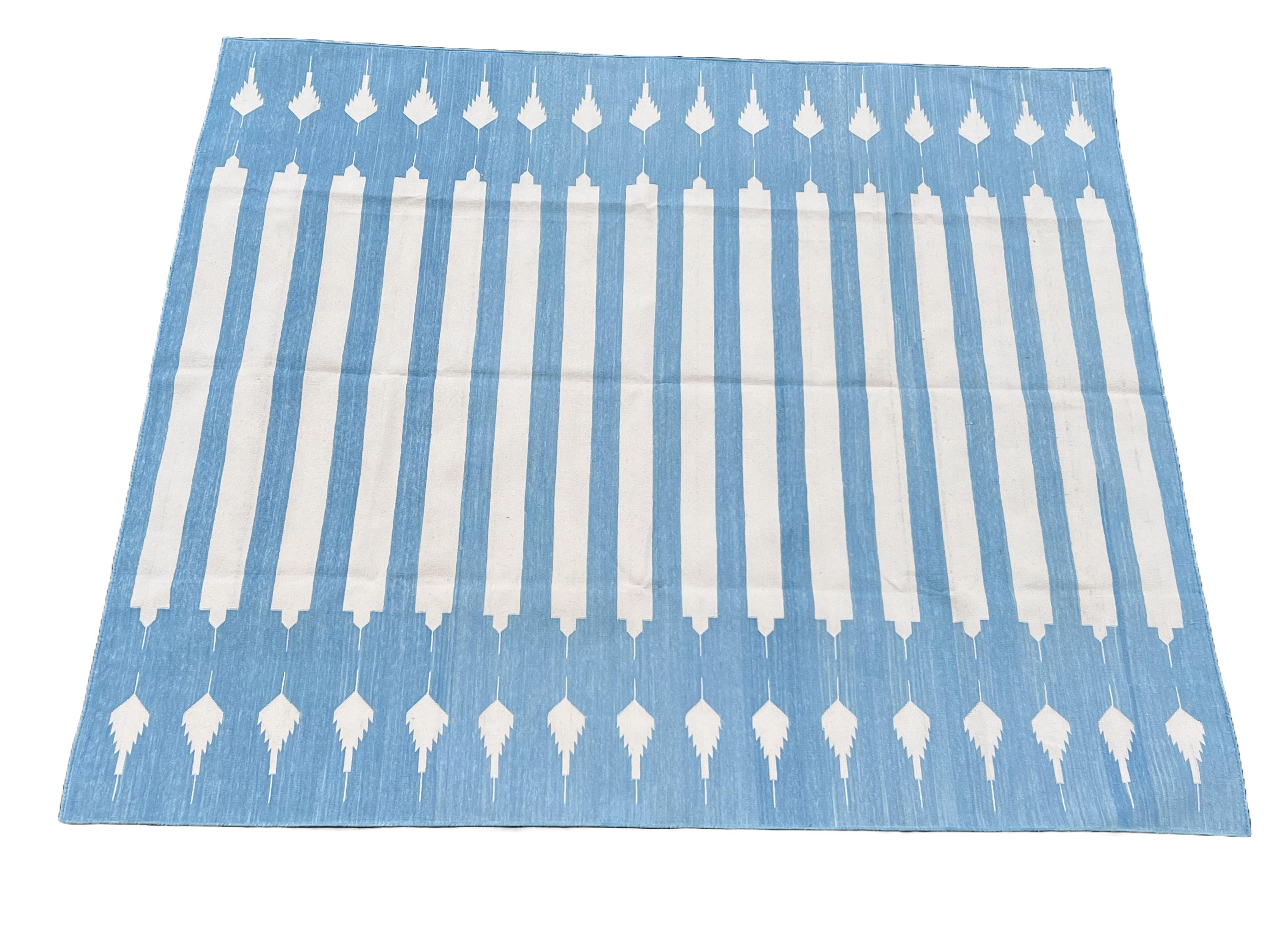 Tappeto indiano Dhurrie 5'x7' (150x210cm) in cotone fatto a mano, naturale e tinto al vegetale, a strisce di freccia bianche e blu cielo, reversibile 
(Con bordi rifiniti / Senza frange)

Queste speciali dhurry a trama piatta sono tessute a mano con