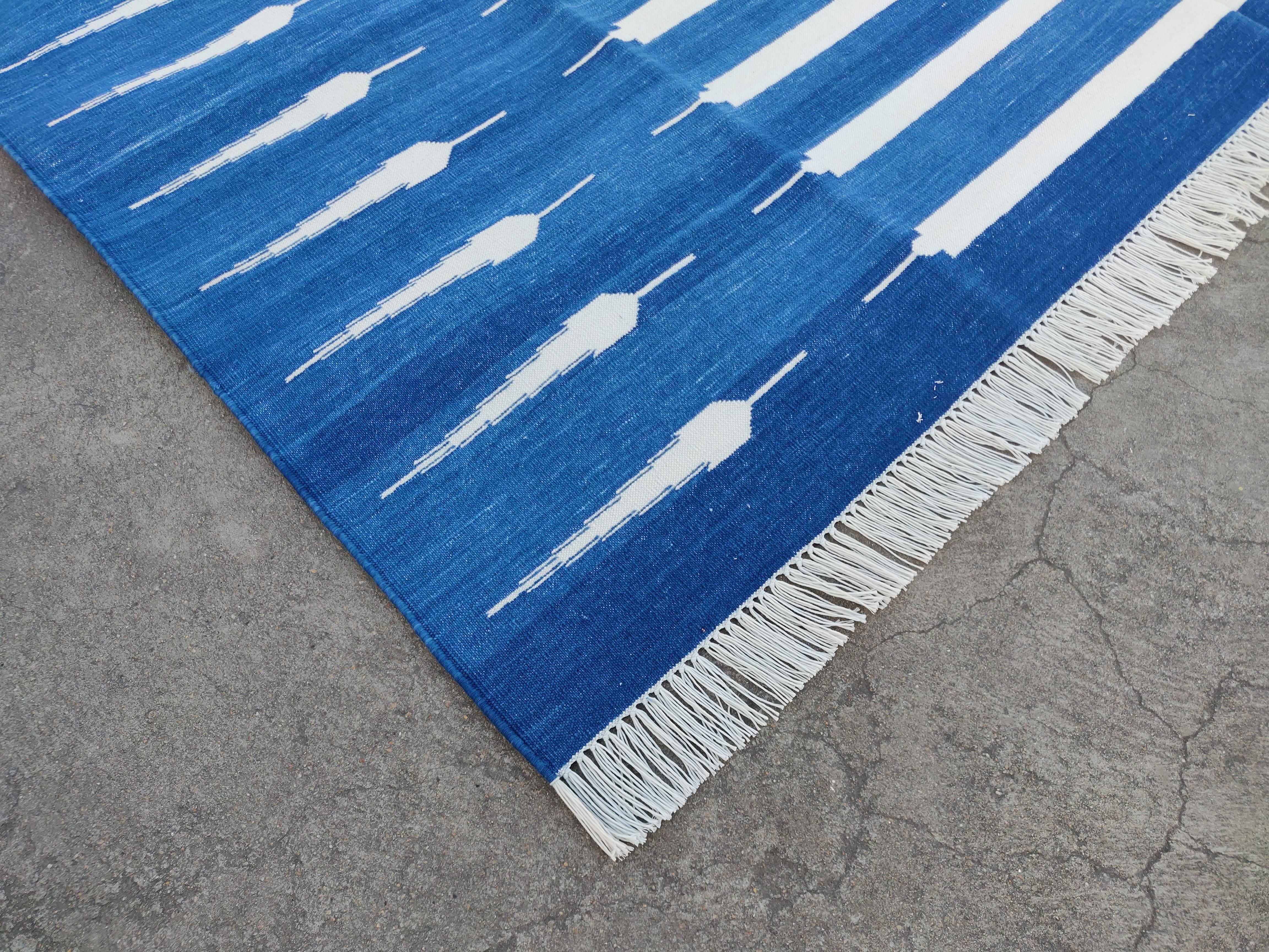 Mid-Century moderno Tappeto a tessitura piatta in cotone fatto a mano, 5x7 a righe bianche e blu, indiano Dhurrie in vendita