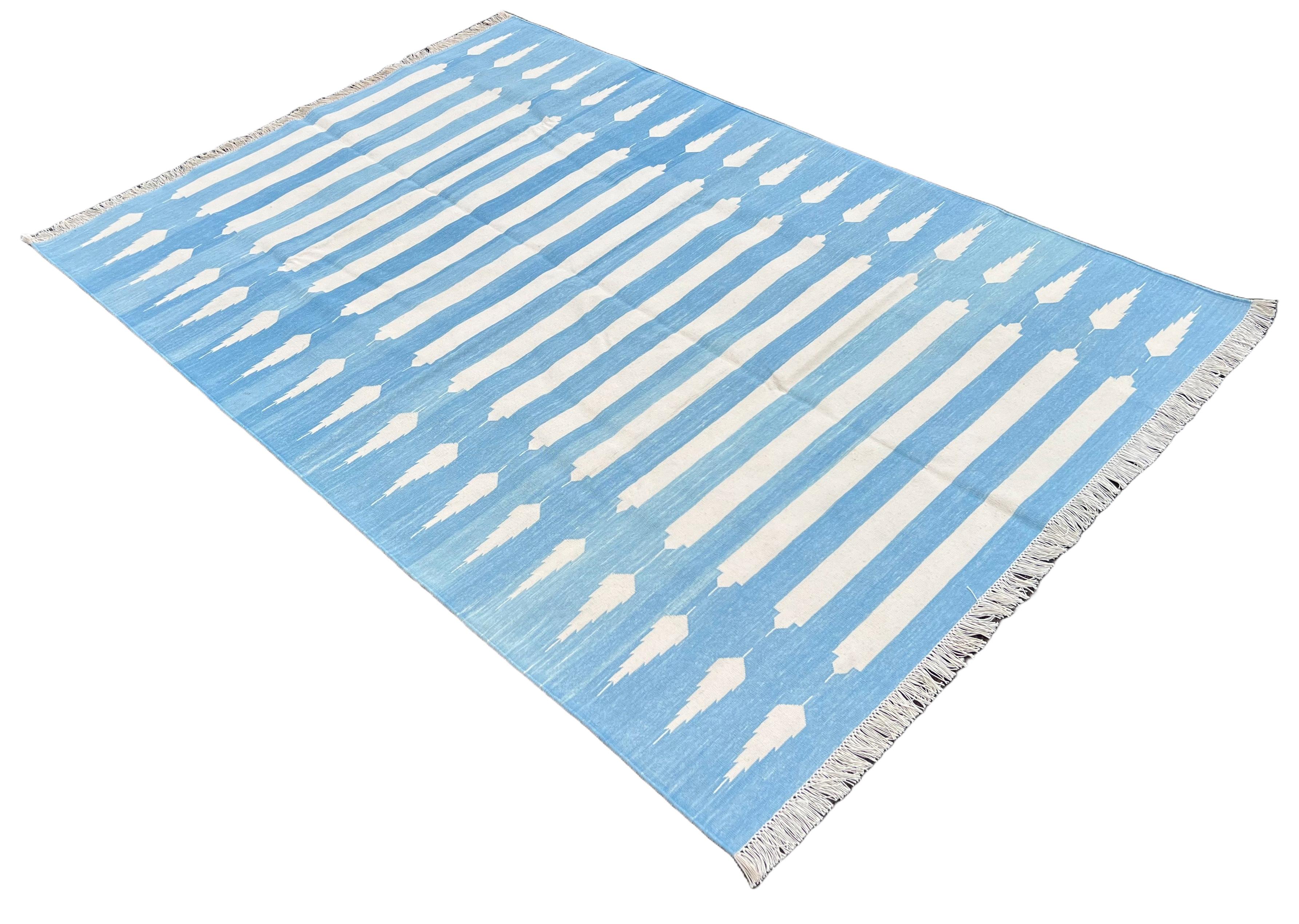 Mid-Century moderno Tappeto a tessitura piatta in cotone fatto a mano, 5x7 a righe bianche e blu, indiano Dhurrie in vendita