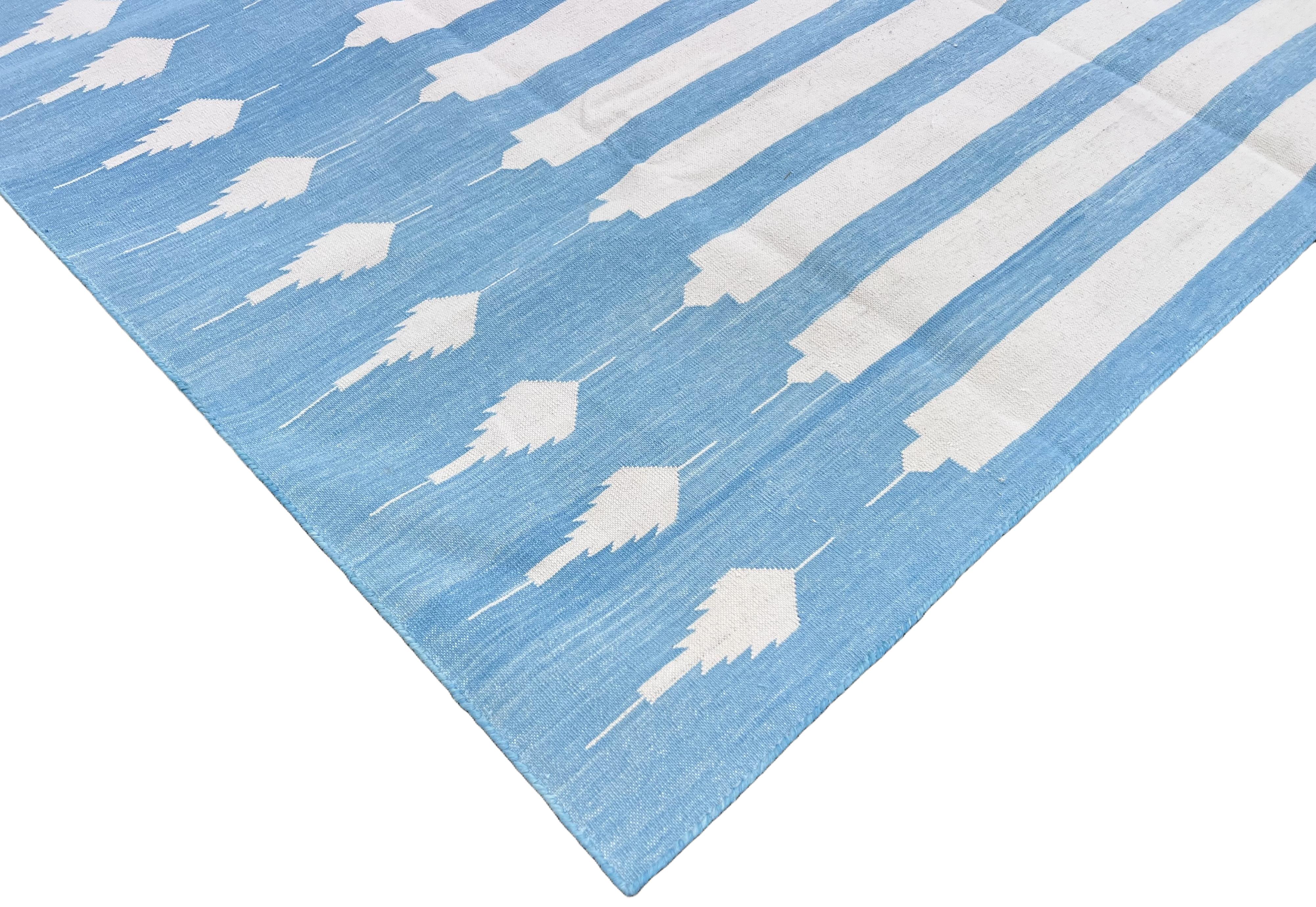 Mid-Century moderno Tappeto a tessitura piatta in cotone fatto a mano, 5x7 a righe bianche e blu, indiano Dhurrie in vendita