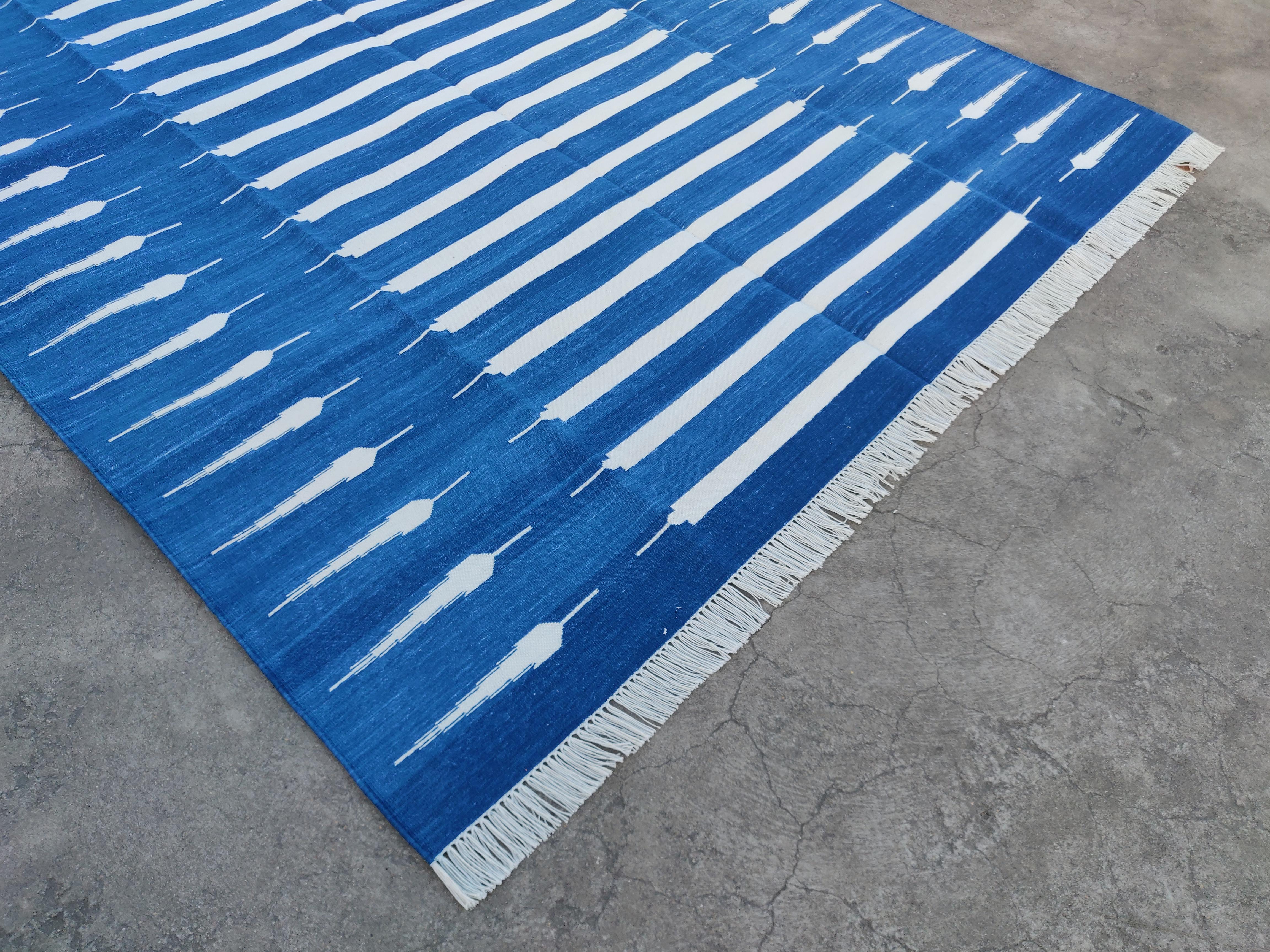 Indiano Tappeto a tessitura piatta in cotone fatto a mano, 5x7 a righe bianche e blu, indiano Dhurrie in vendita