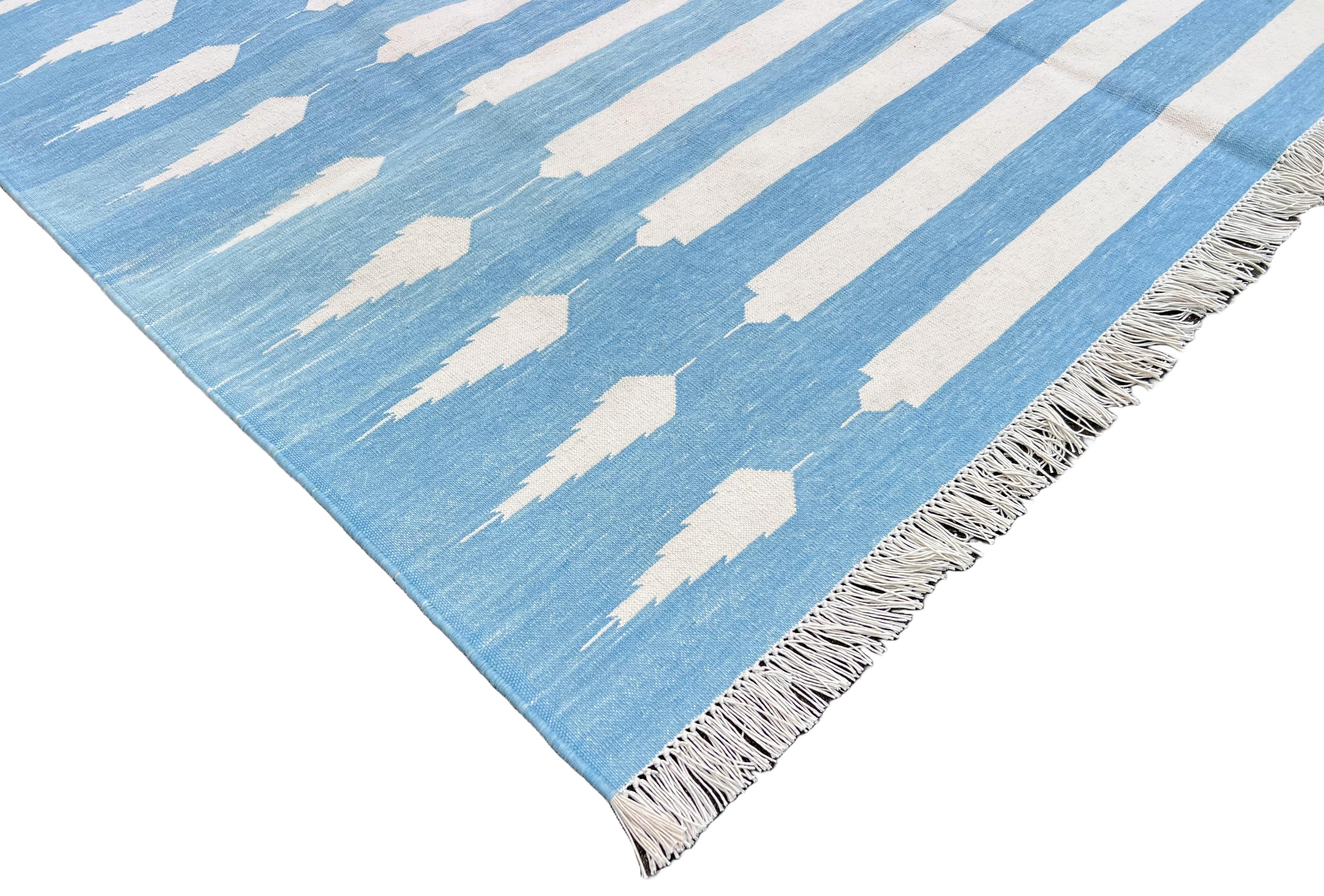 Indiano Tappeto a tessitura piatta in cotone fatto a mano, 5x7 a righe bianche e blu, indiano Dhurrie in vendita