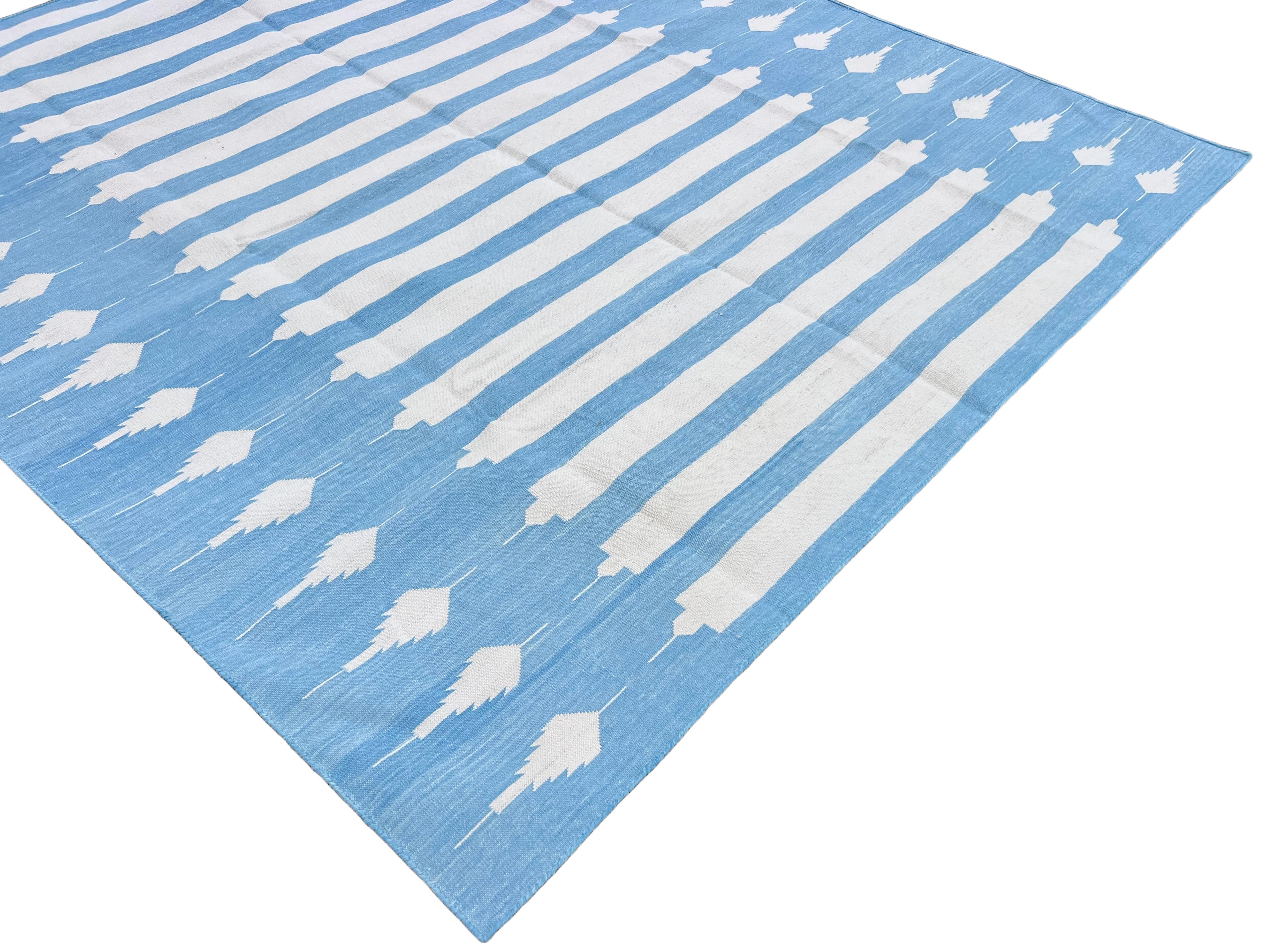 Indiano Tappeto a tessitura piatta in cotone fatto a mano, 5x7 a righe bianche e blu, indiano Dhurrie in vendita