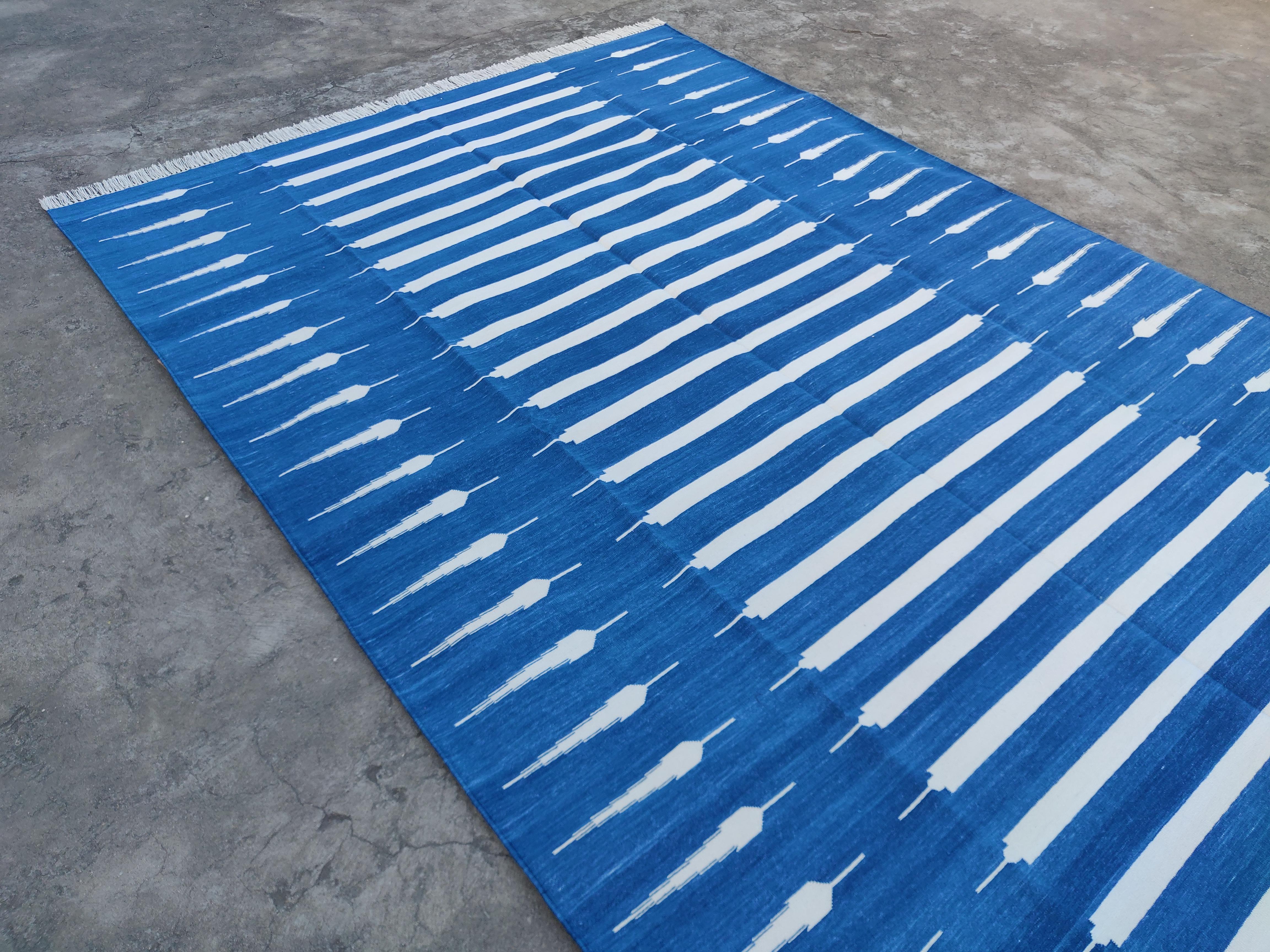 Tessuto a mano Tappeto a tessitura piatta in cotone fatto a mano, 5x7 a righe bianche e blu, indiano Dhurrie in vendita