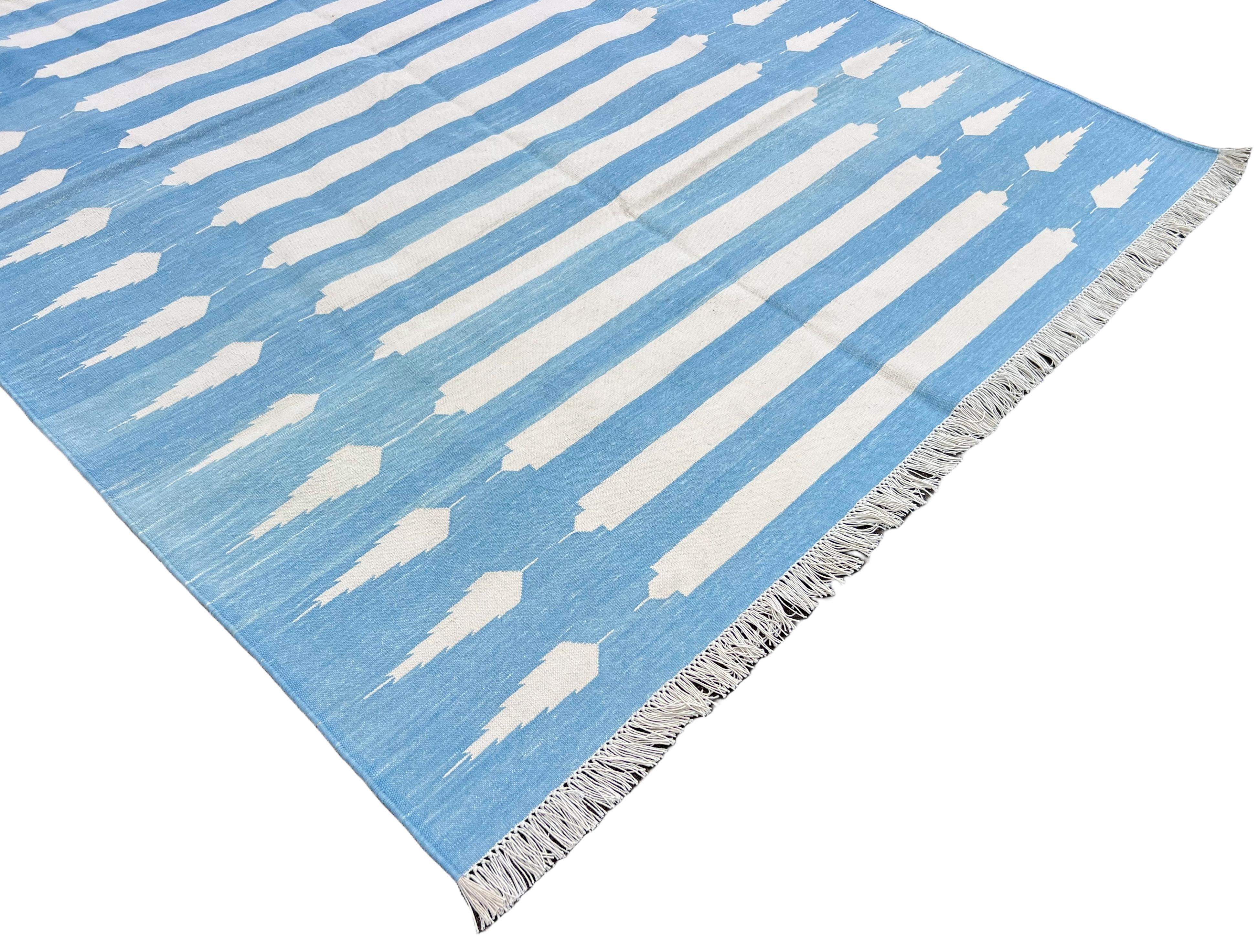 Tessuto a mano Tappeto a tessitura piatta in cotone fatto a mano, 5x7 a righe bianche e blu, indiano Dhurrie in vendita