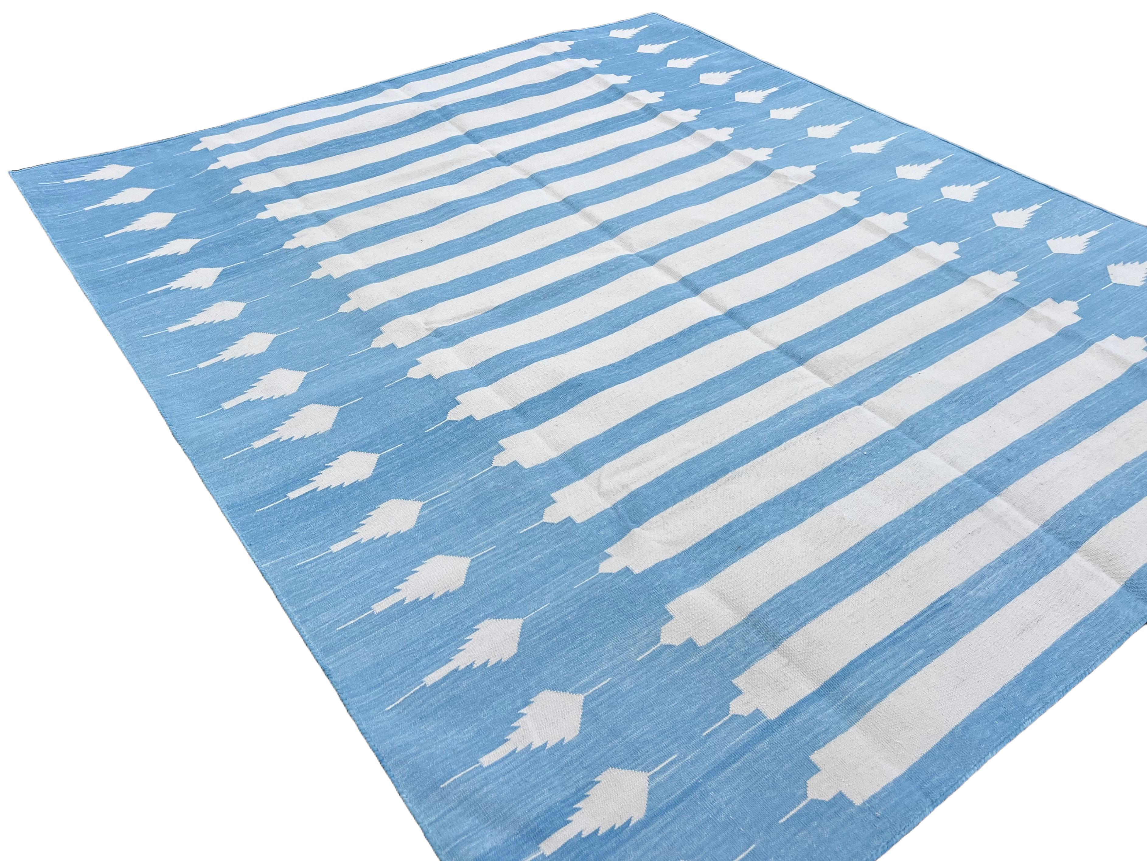 Tessuto a mano Tappeto a tessitura piatta in cotone fatto a mano, 5x7 a righe bianche e blu, indiano Dhurrie in vendita