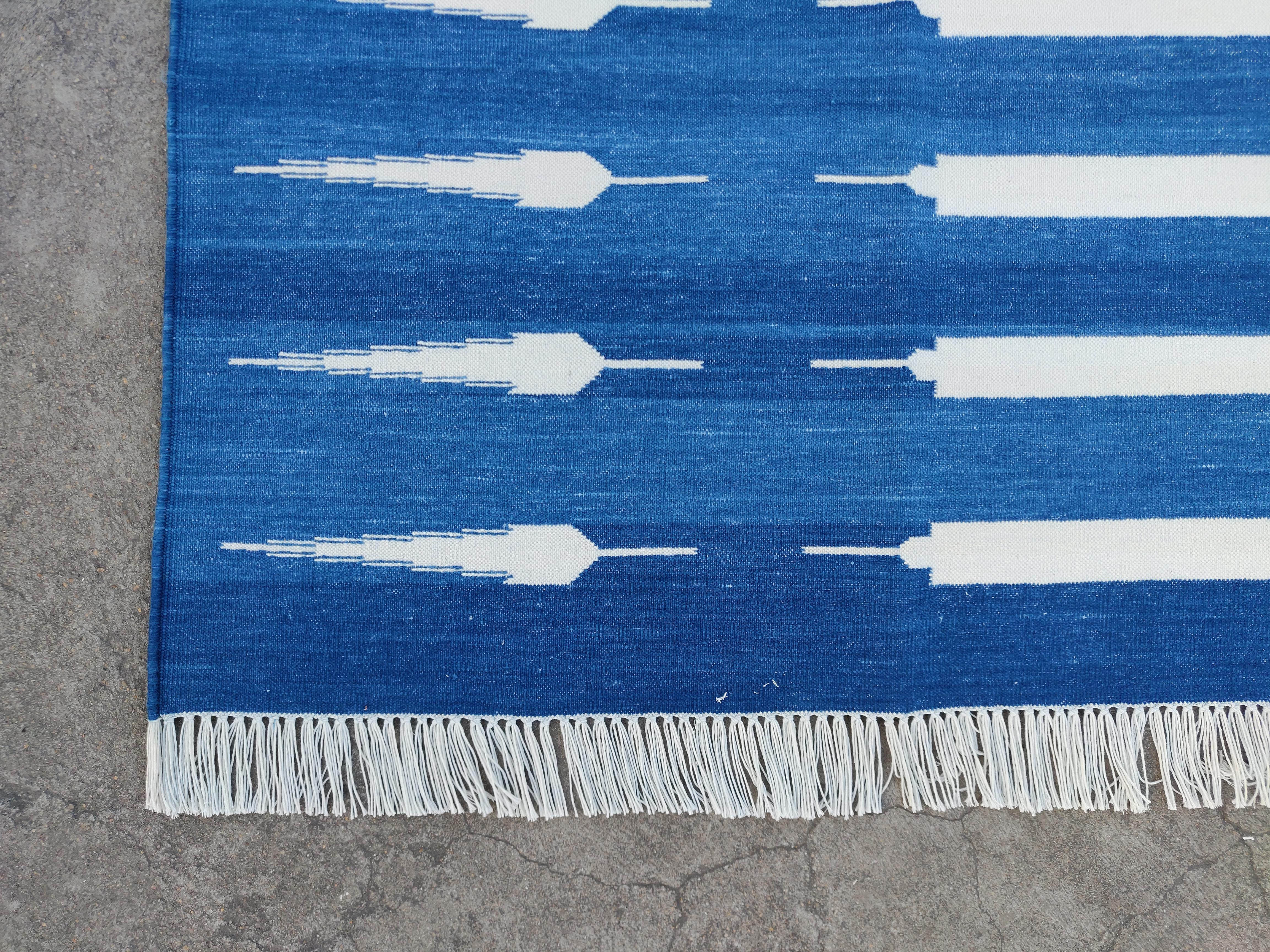 Tappeto a tessitura piatta in cotone fatto a mano, 5x7 a righe bianche e blu, indiano Dhurrie In condizioni Nuovo in vendita a Jaipur, IN