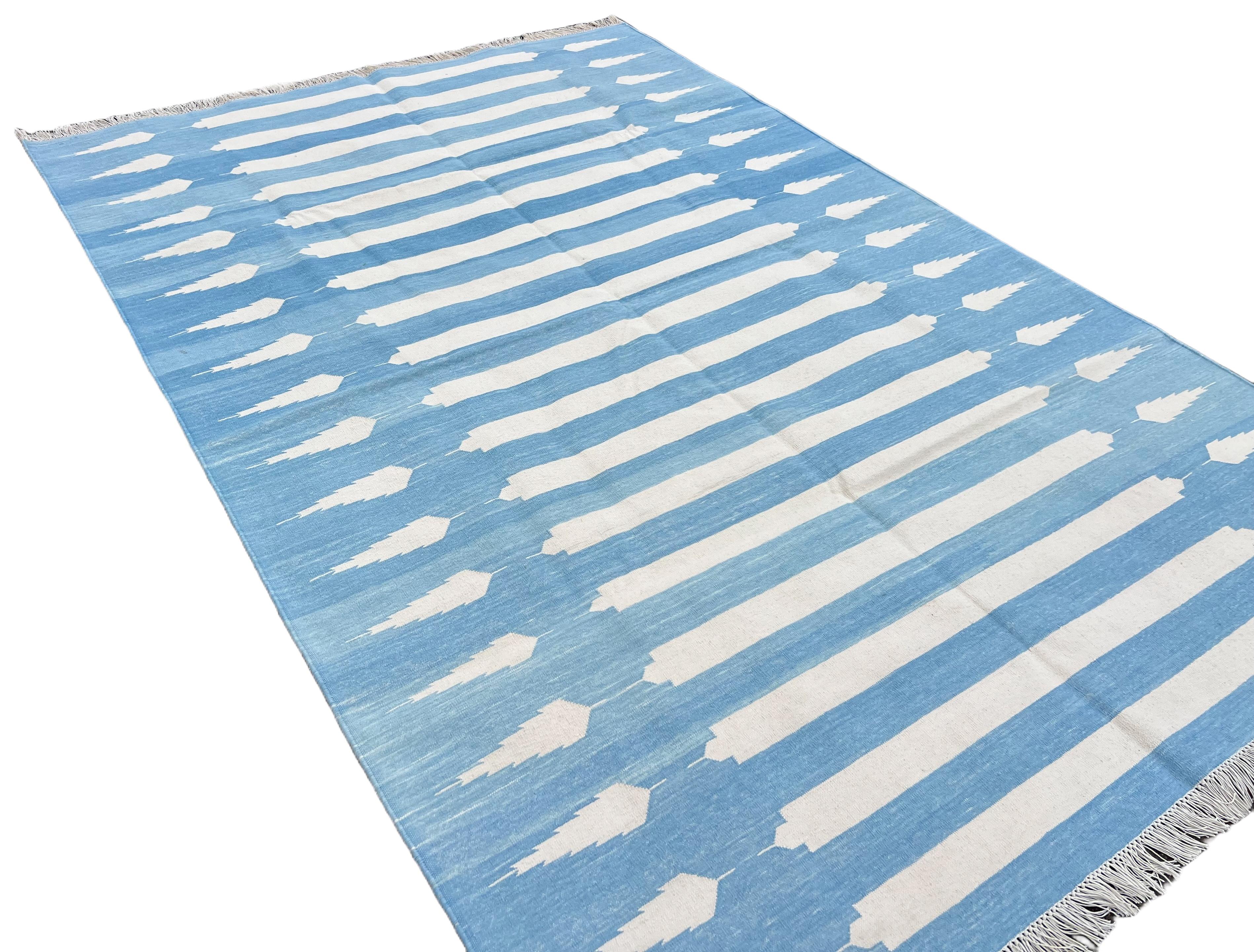 Tappeto a tessitura piatta in cotone fatto a mano, 5x7 a righe bianche e blu, indiano Dhurrie In condizioni Nuovo in vendita a Jaipur, IN
