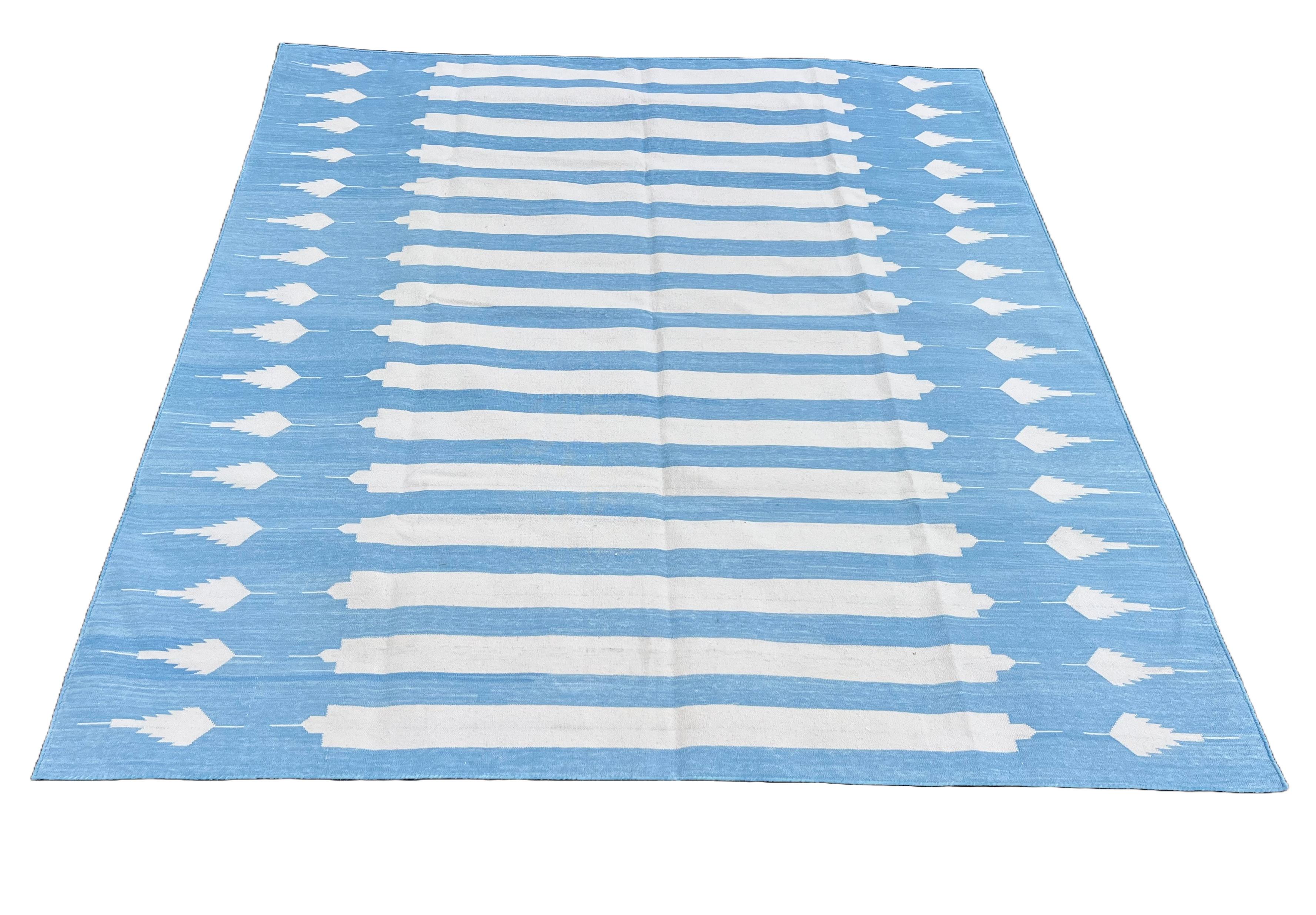 Tappeto a tessitura piatta in cotone fatto a mano, 5x7 a righe bianche e blu, indiano Dhurrie In condizioni Nuovo in vendita a Jaipur, IN