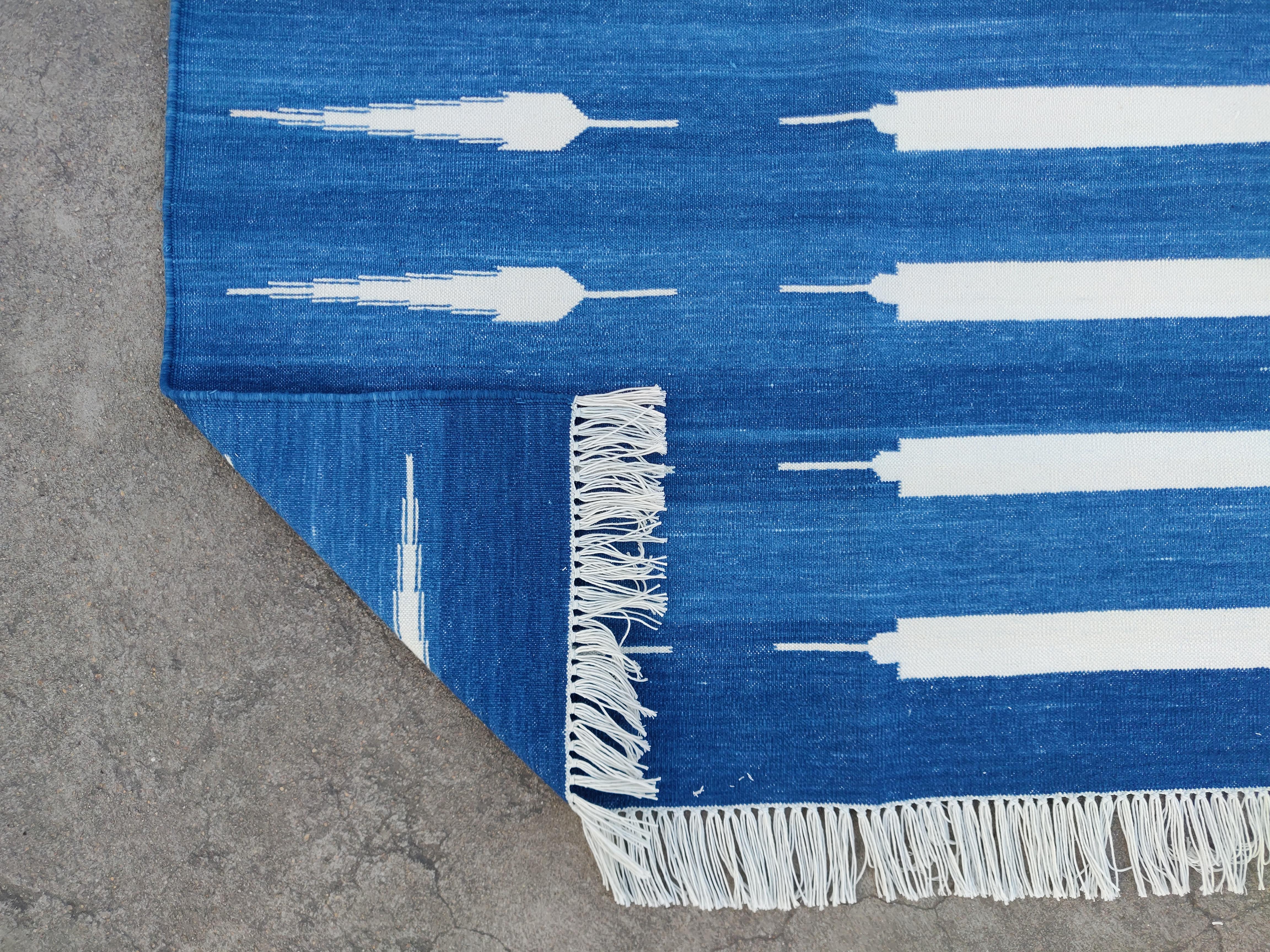 XXI secolo e contemporaneo Tappeto a tessitura piatta in cotone fatto a mano, 5x7 a righe bianche e blu, indiano Dhurrie in vendita