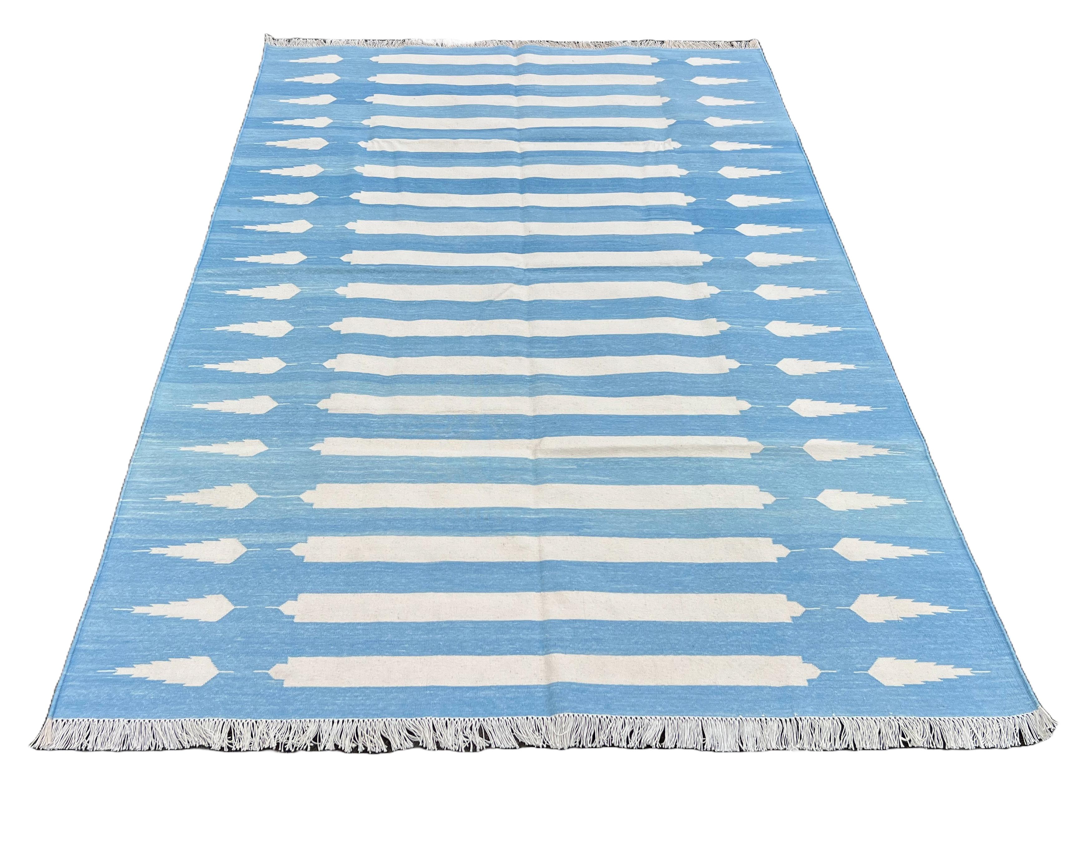 XXI secolo e contemporaneo Tappeto a tessitura piatta in cotone fatto a mano, 5x7 a righe bianche e blu, indiano Dhurrie in vendita