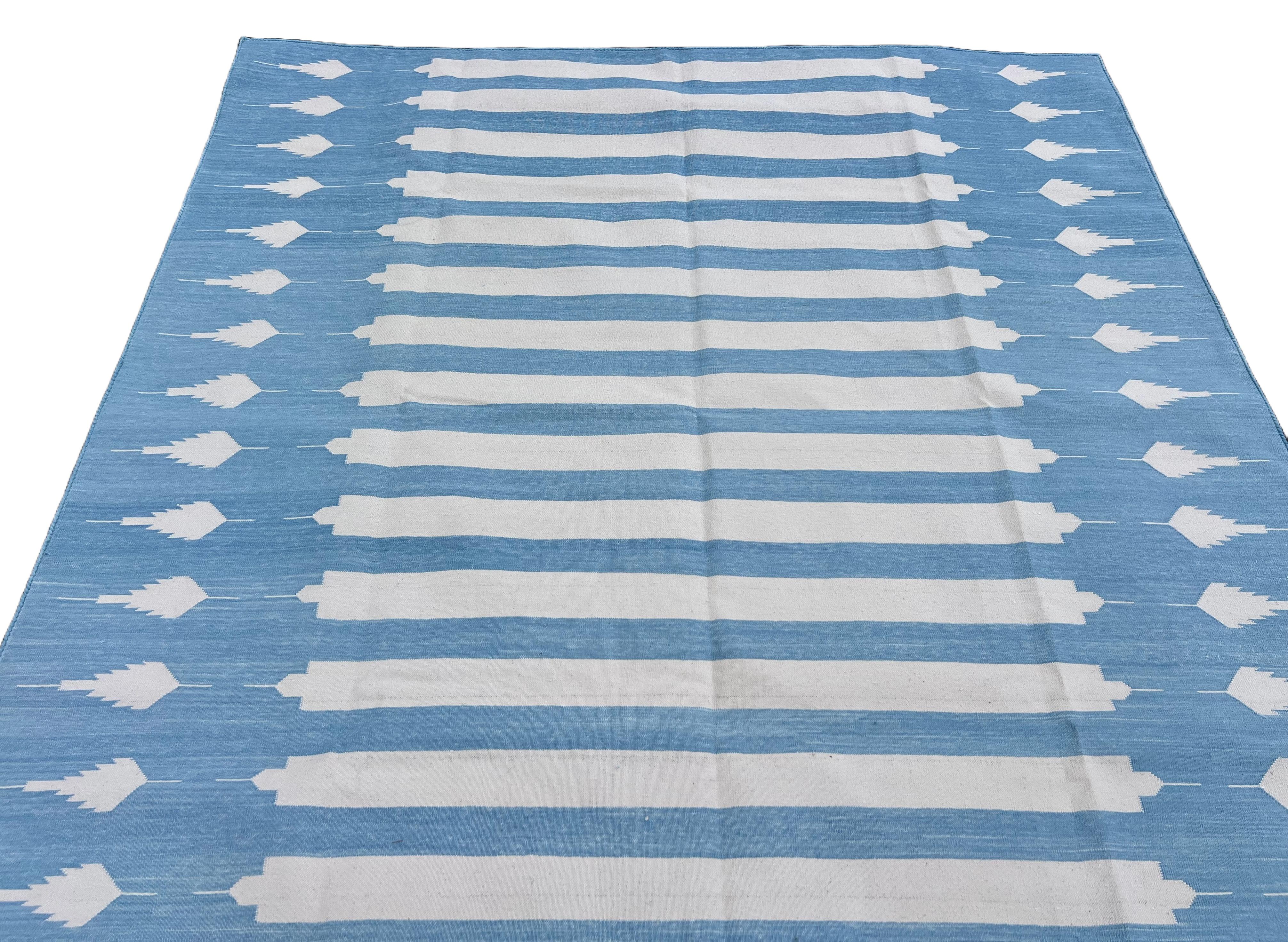 XXI secolo e contemporaneo Tappeto a tessitura piatta in cotone fatto a mano, 5x7 a righe bianche e blu, indiano Dhurrie in vendita