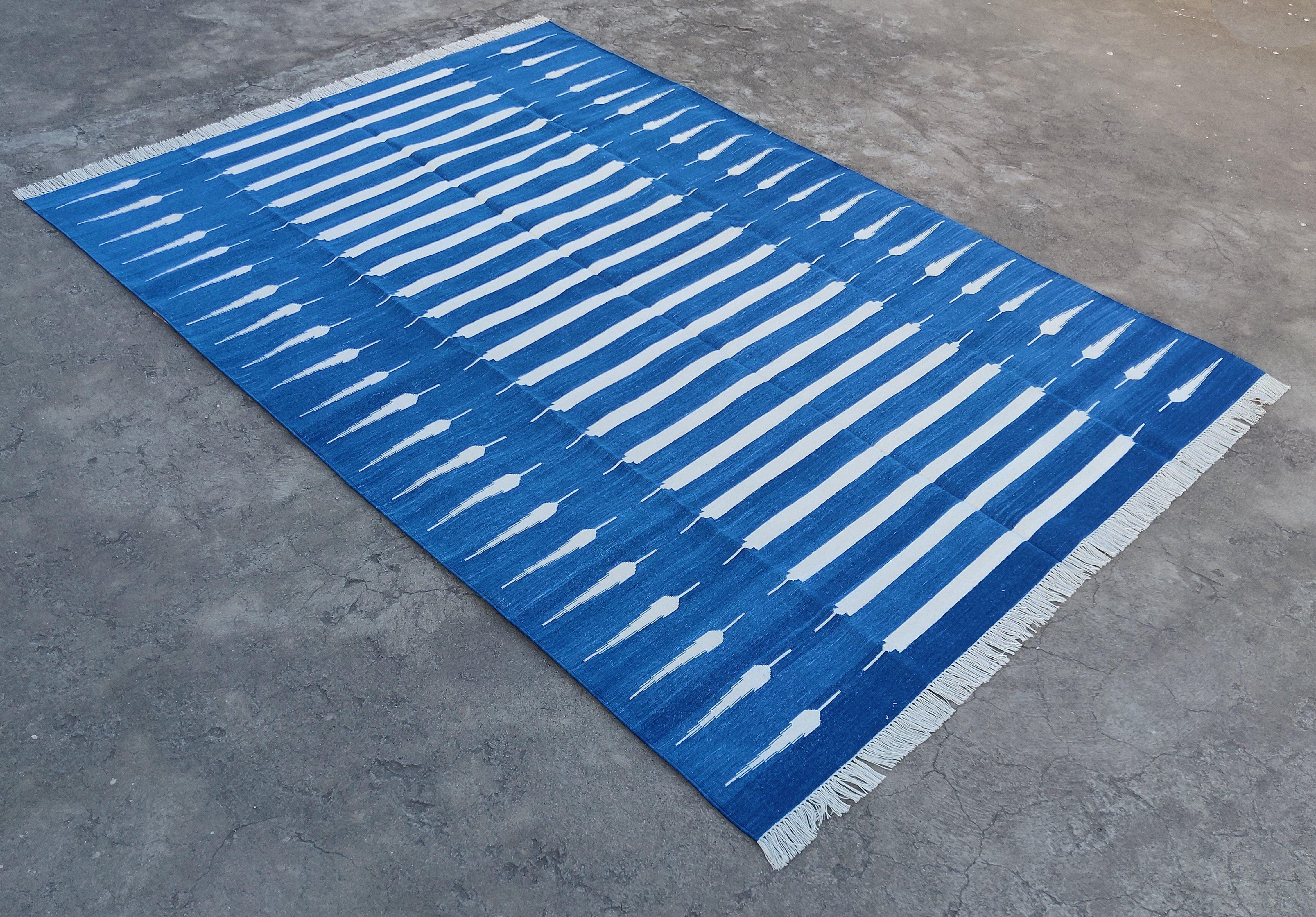 Cotone Tappeto a tessitura piatta in cotone fatto a mano, 5x7 a righe bianche e blu, indiano Dhurrie in vendita