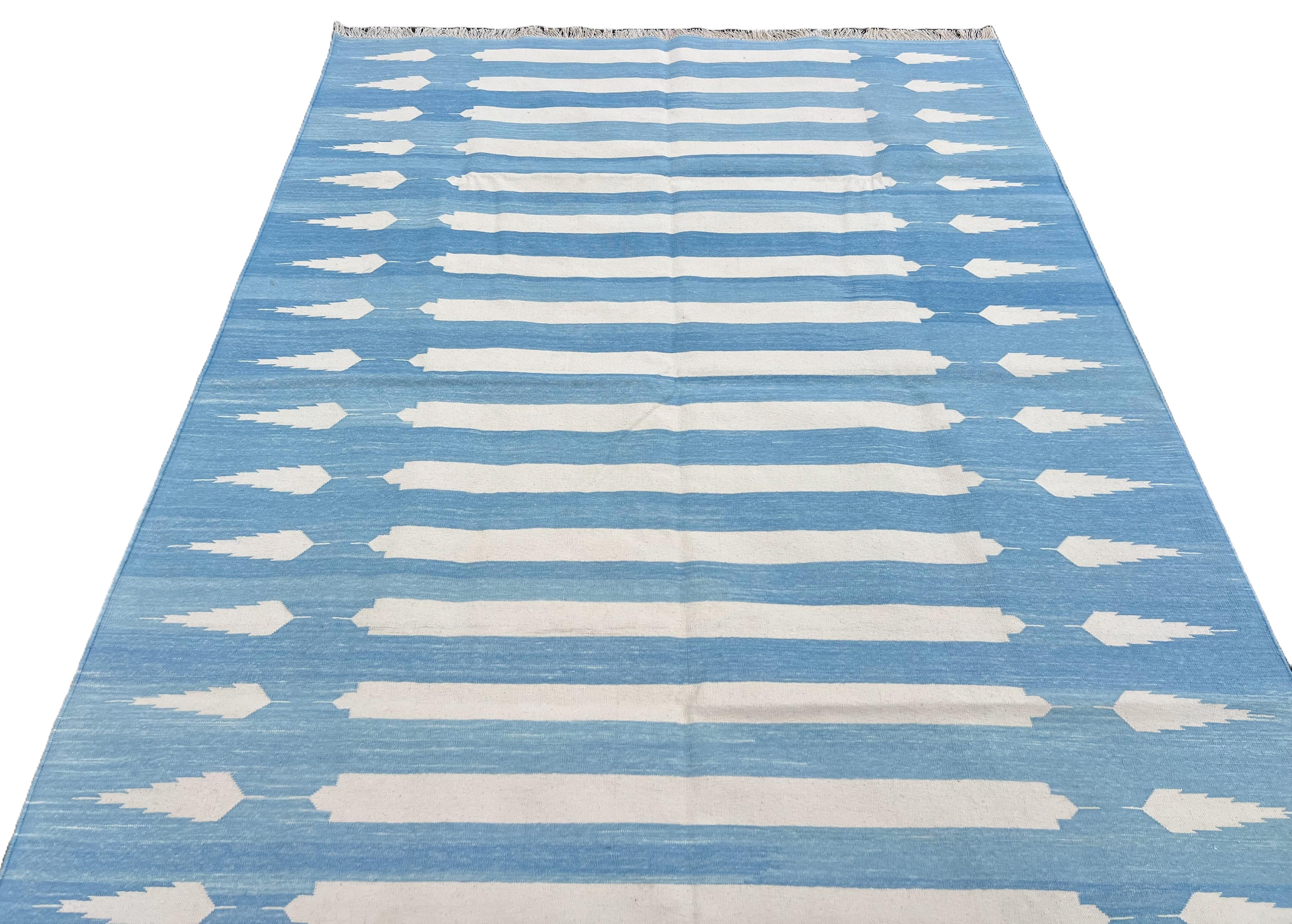 Cotone Tappeto a tessitura piatta in cotone fatto a mano, 5x7 a righe bianche e blu, indiano Dhurrie in vendita