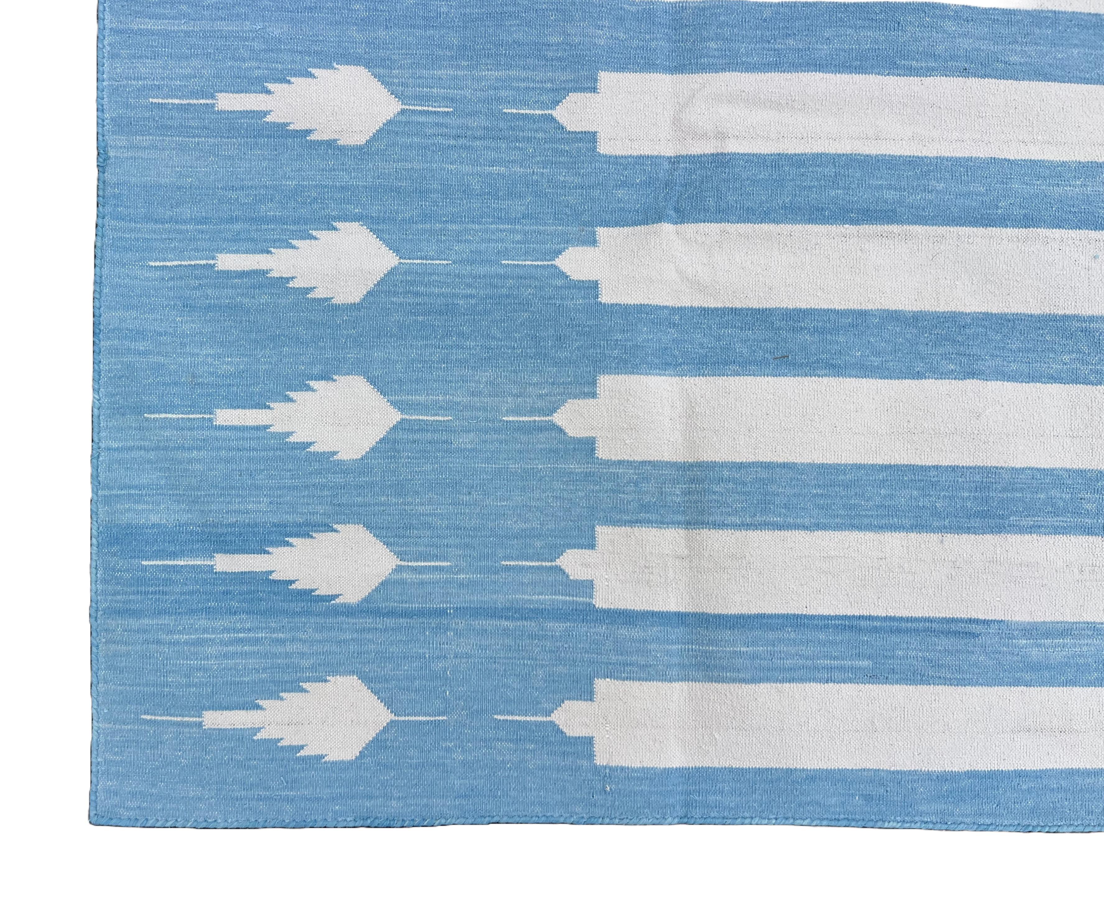 Cotone Tappeto a tessitura piatta in cotone fatto a mano, 5x7 a righe bianche e blu, indiano Dhurrie in vendita