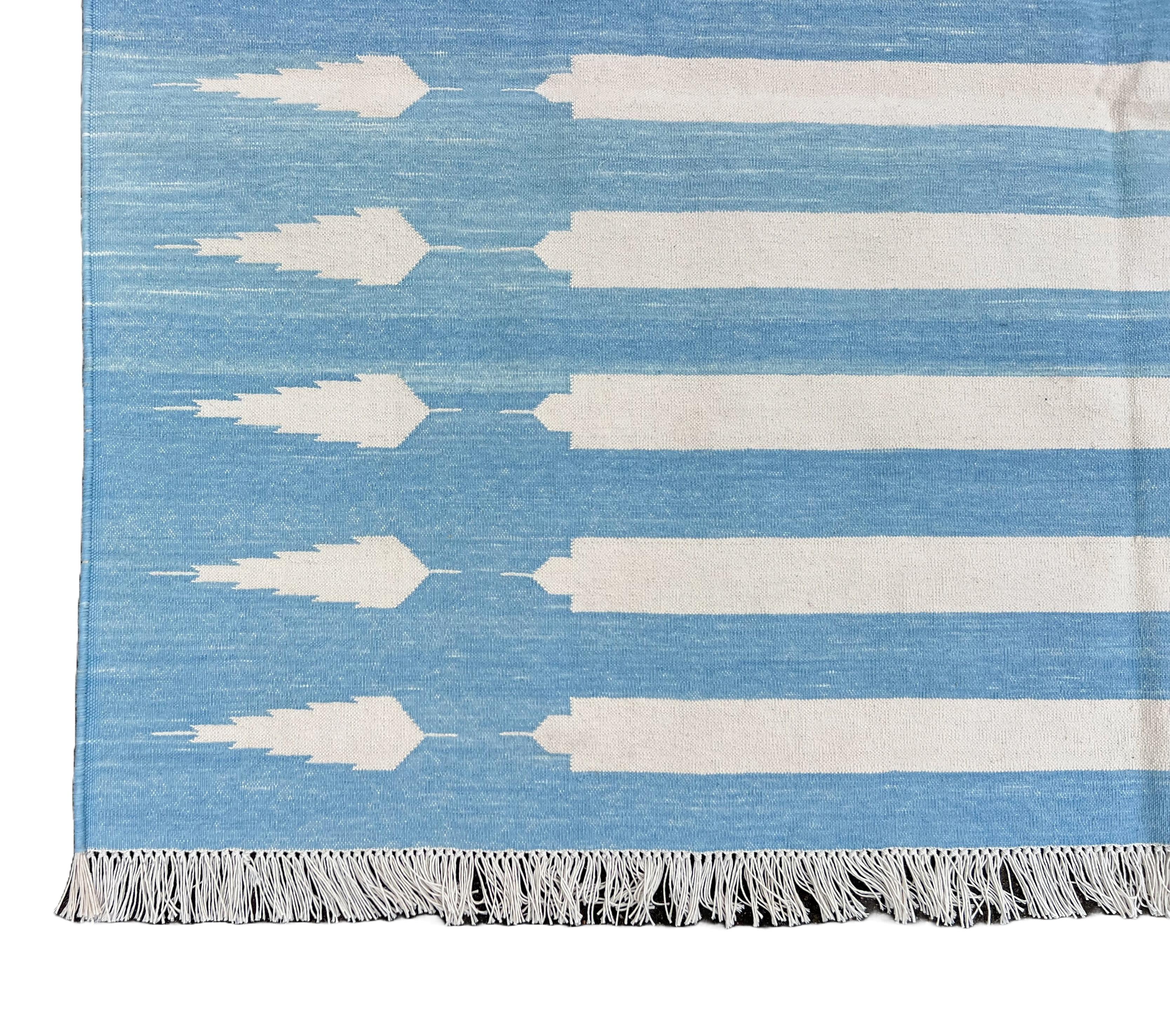 Tappeto a tessitura piatta in cotone fatto a mano, 5x7 a righe bianche e blu, indiano Dhurrie in vendita 1