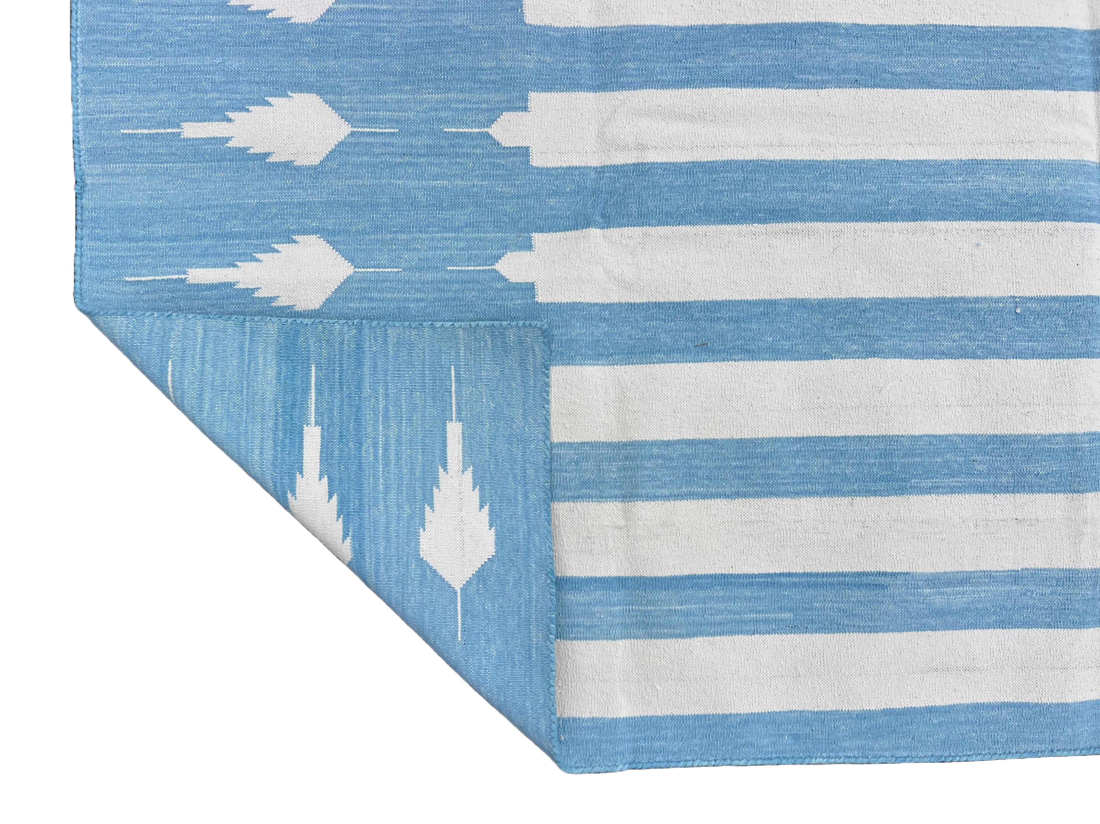 Tappeto a tessitura piatta in cotone fatto a mano, 5x7 a righe bianche e blu, indiano Dhurrie in vendita 1