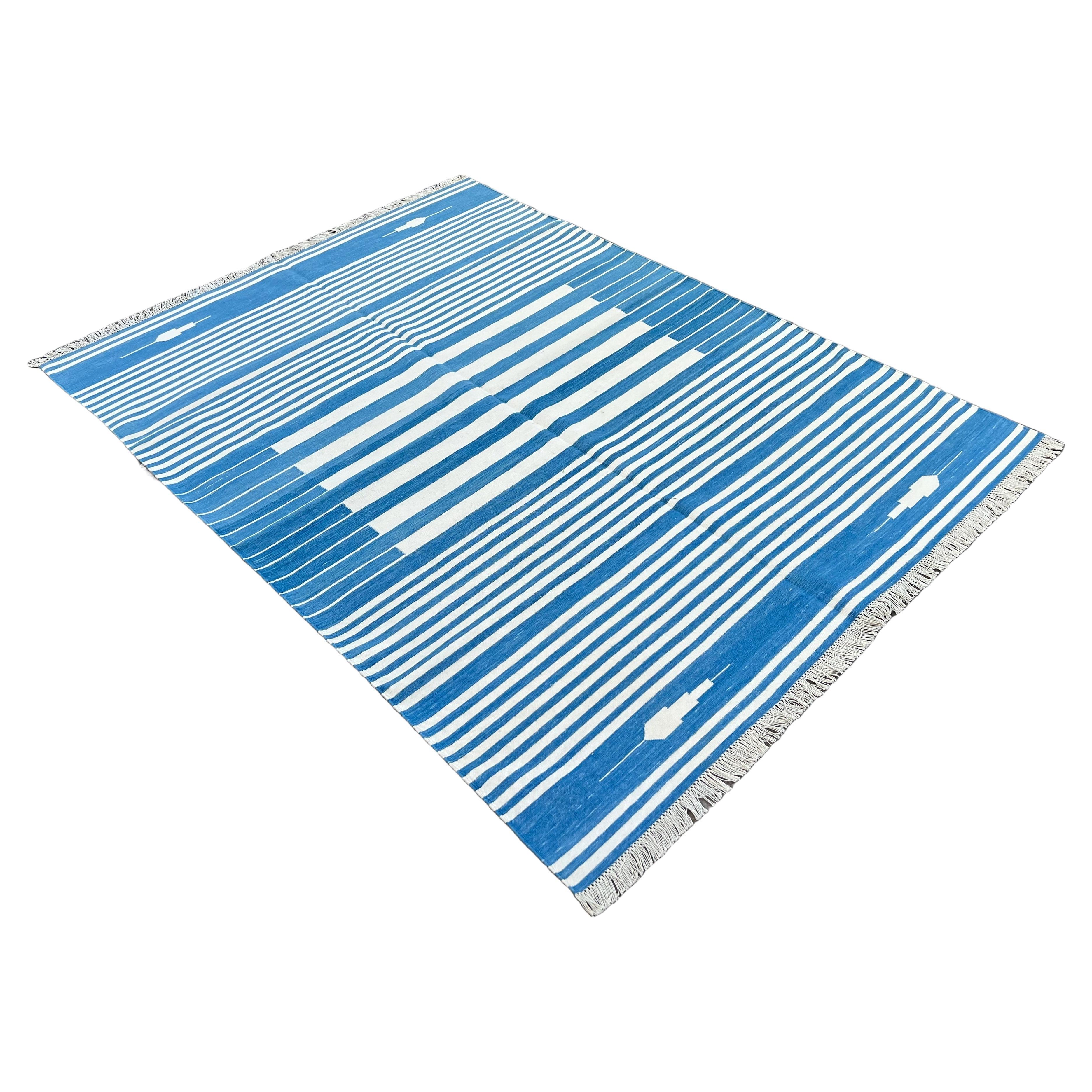 Handgefertigter flacher Baumwollteppich mit Flachgewebe, 5x7 Blau und Weiß gestreifter indischer Dhurrie