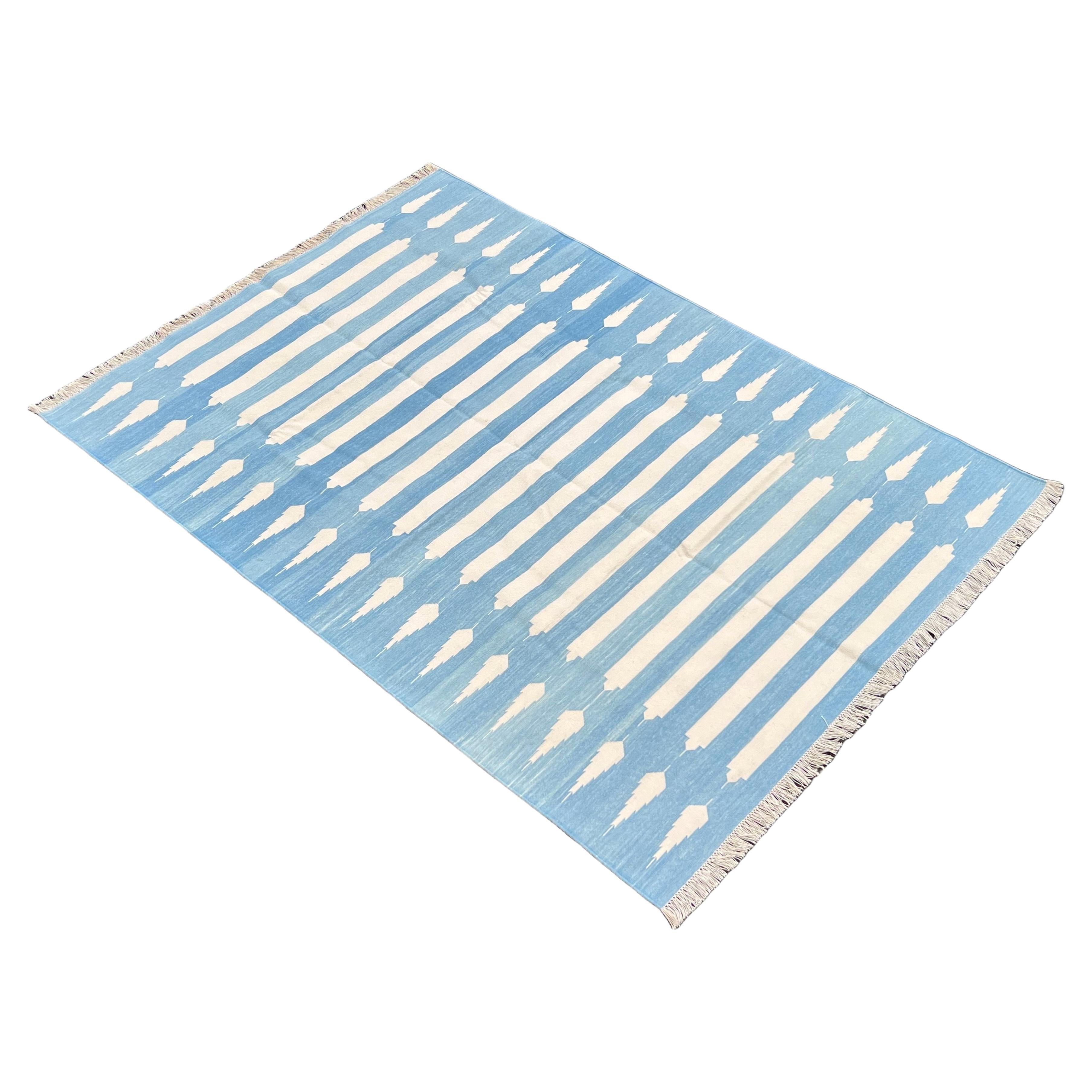 Tappeto a tessitura piatta in cotone fatto a mano, 5x7 a righe bianche e blu, indiano Dhurrie in vendita