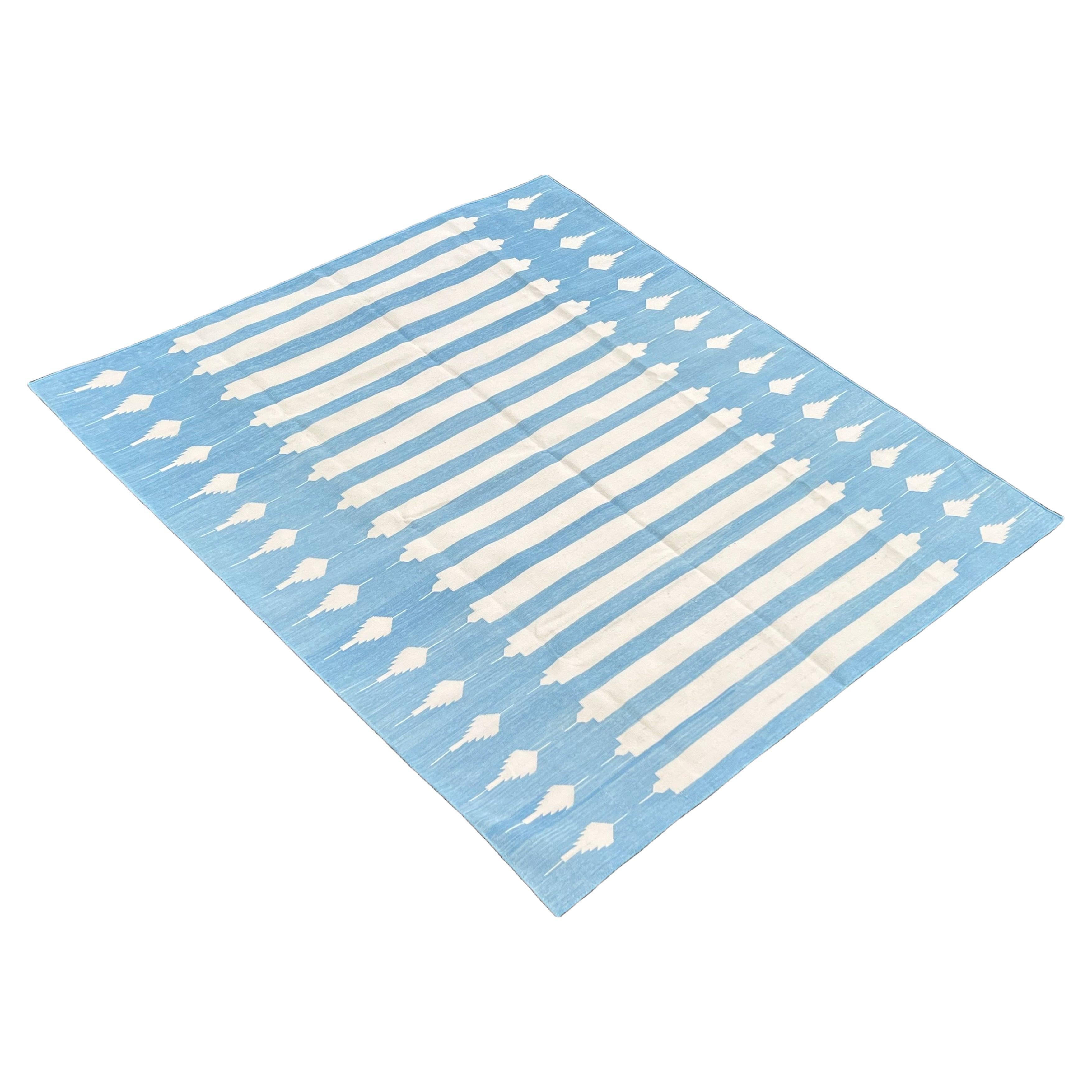 Tappeto a tessitura piatta in cotone fatto a mano, 5x7 a righe bianche e blu, indiano Dhurrie in vendita
