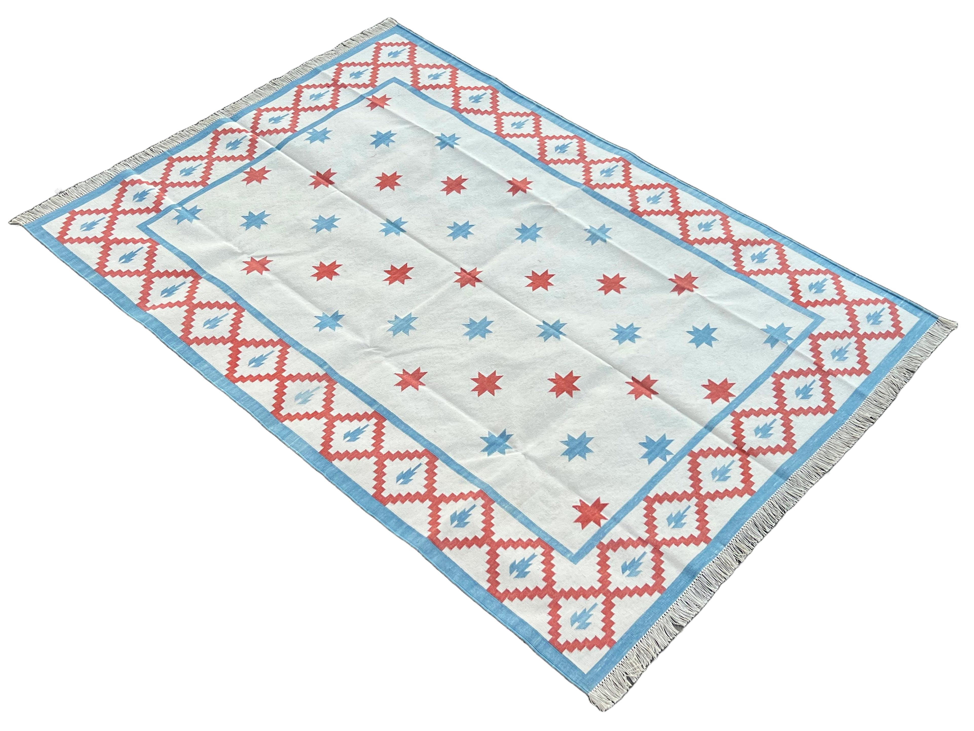 Baumwolle pflanzlich gefärbt Creme, rot und himmelblau Star indischen Dhurrie Teppich-5'x7' 
Diese speziellen flachgewebten Dhurries werden aus 15-fachem Garn aus 100% Baumwolle handgewebt. Aufgrund der speziellen Fertigungstechniken, die zur