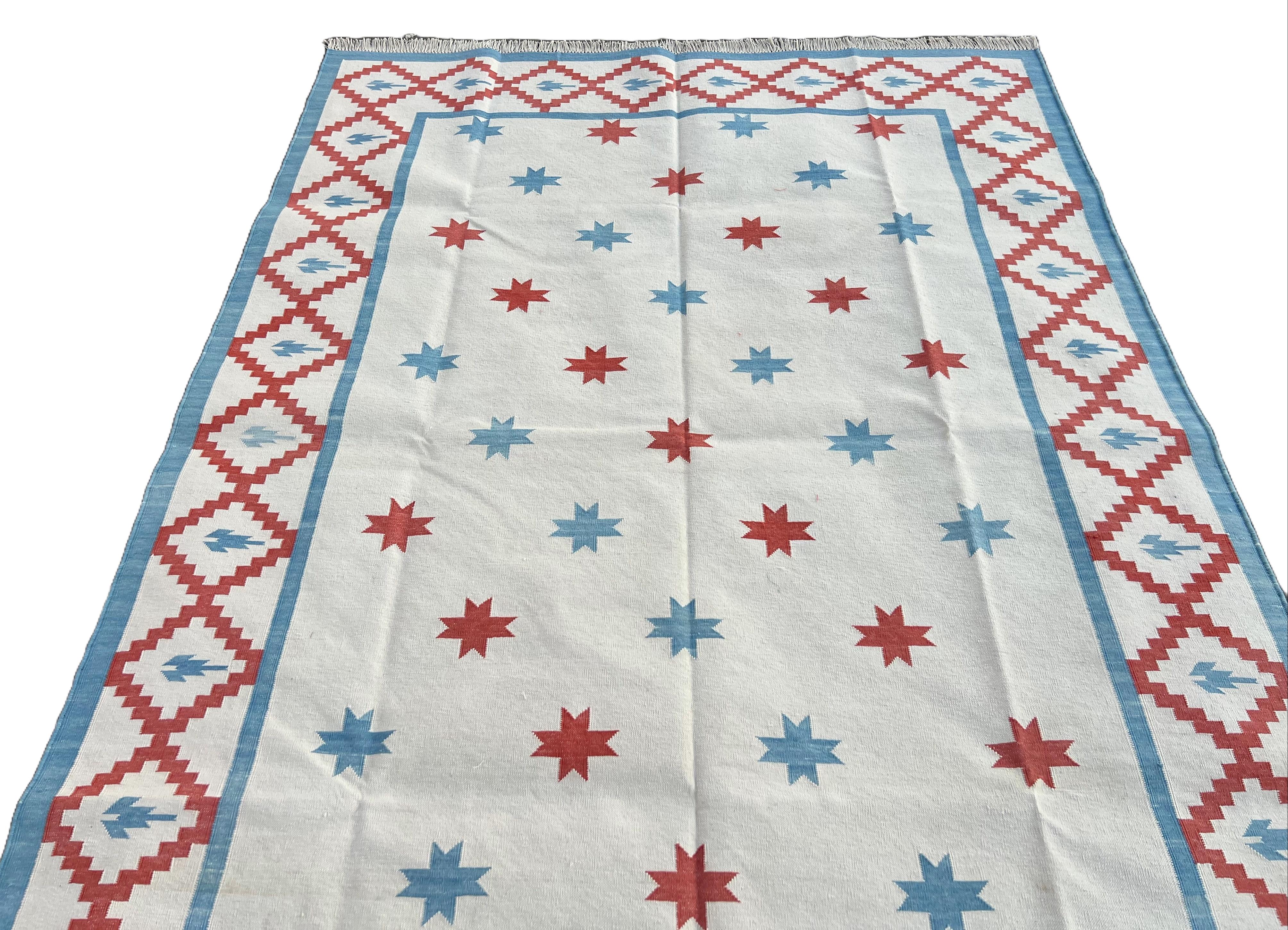 Handmade Cotton Area Flat Weave Rug, 5x7 Cream And Blue Star Indian Dhurrie Rug In New Condition For Sale In Jaipur, IN