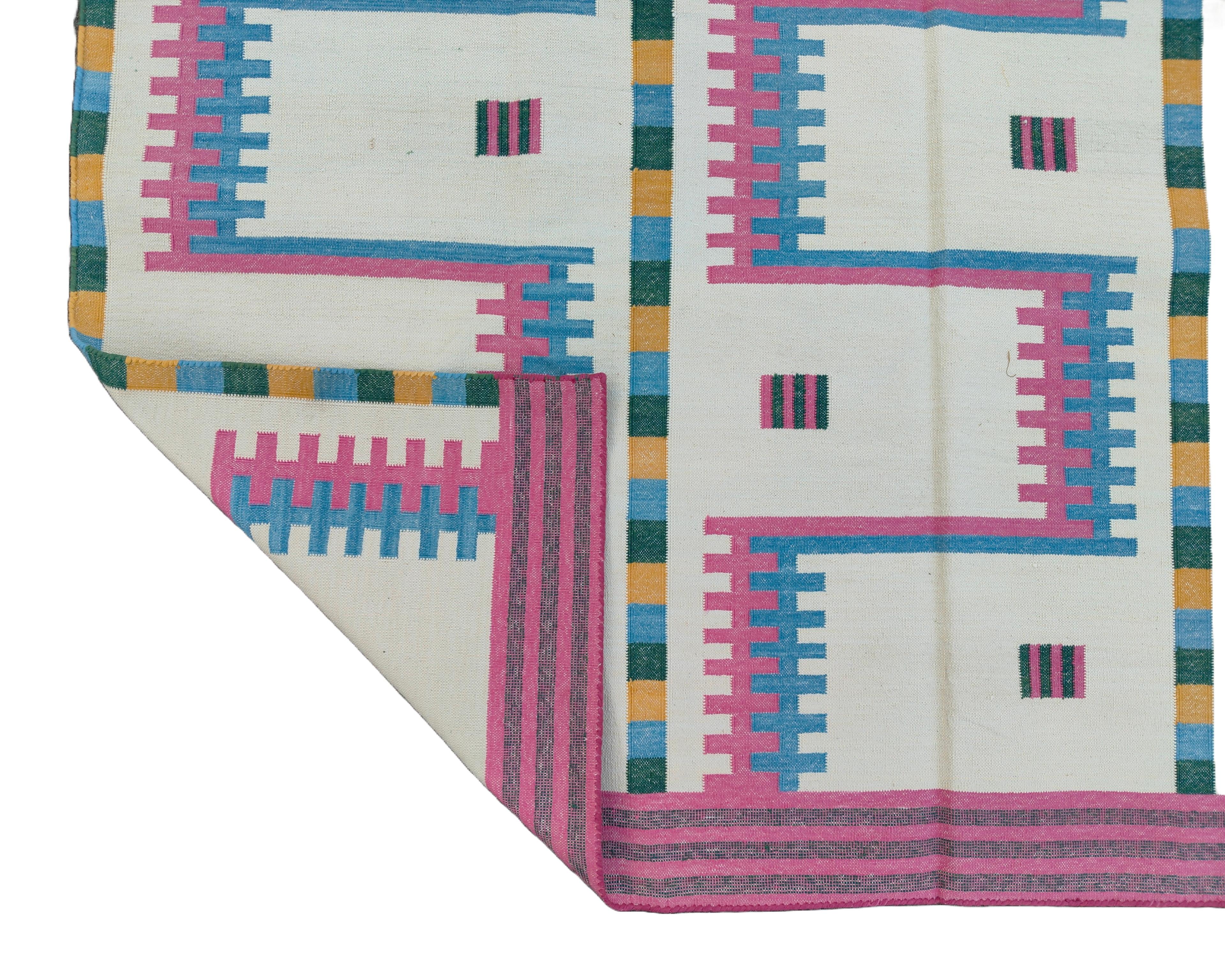 Tappeto a tessitura piatta in cotone fatto a mano, 5x7 crema e rosa, geometrico indiano Dhurrie in vendita 3