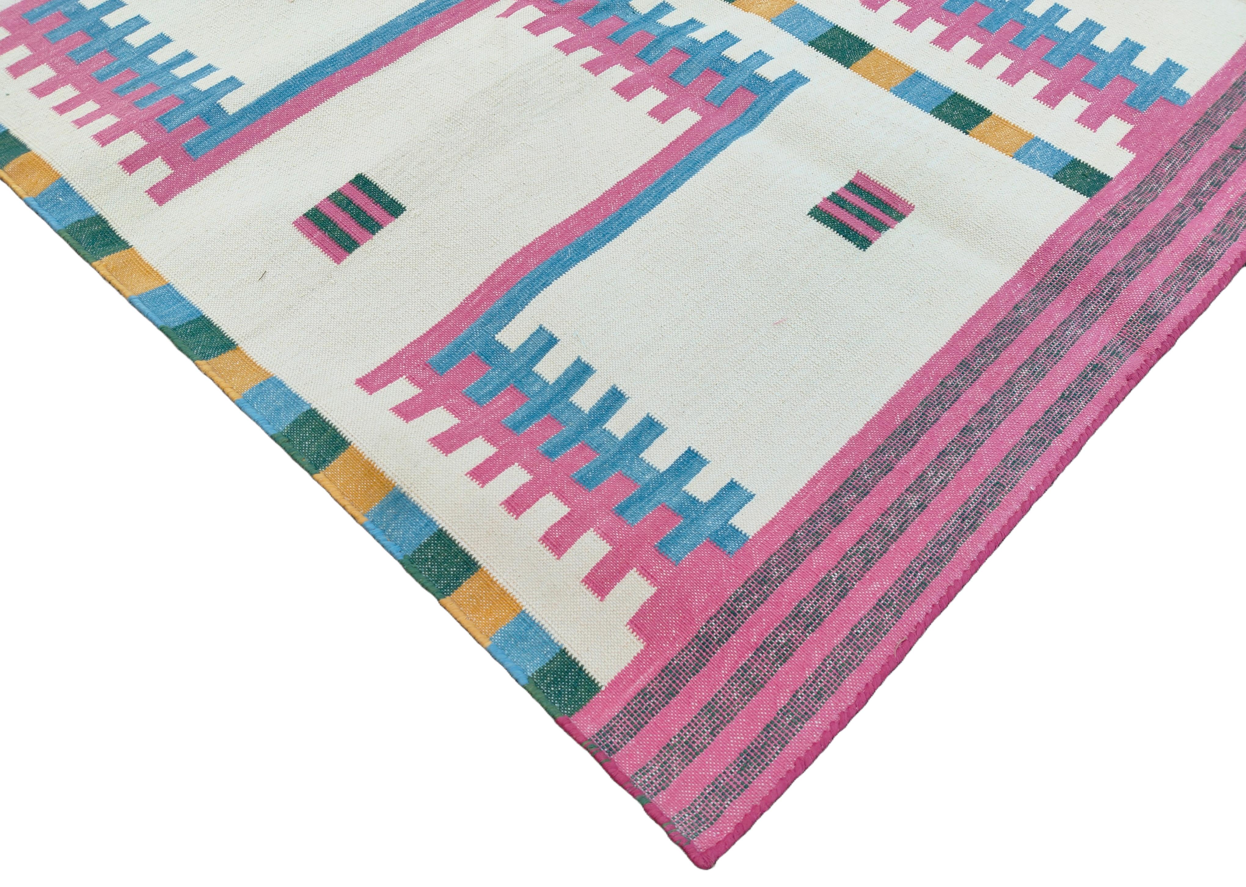 Tessuto a mano Tappeto a tessitura piatta in cotone fatto a mano, 5x7 crema e rosa, geometrico indiano Dhurrie in vendita