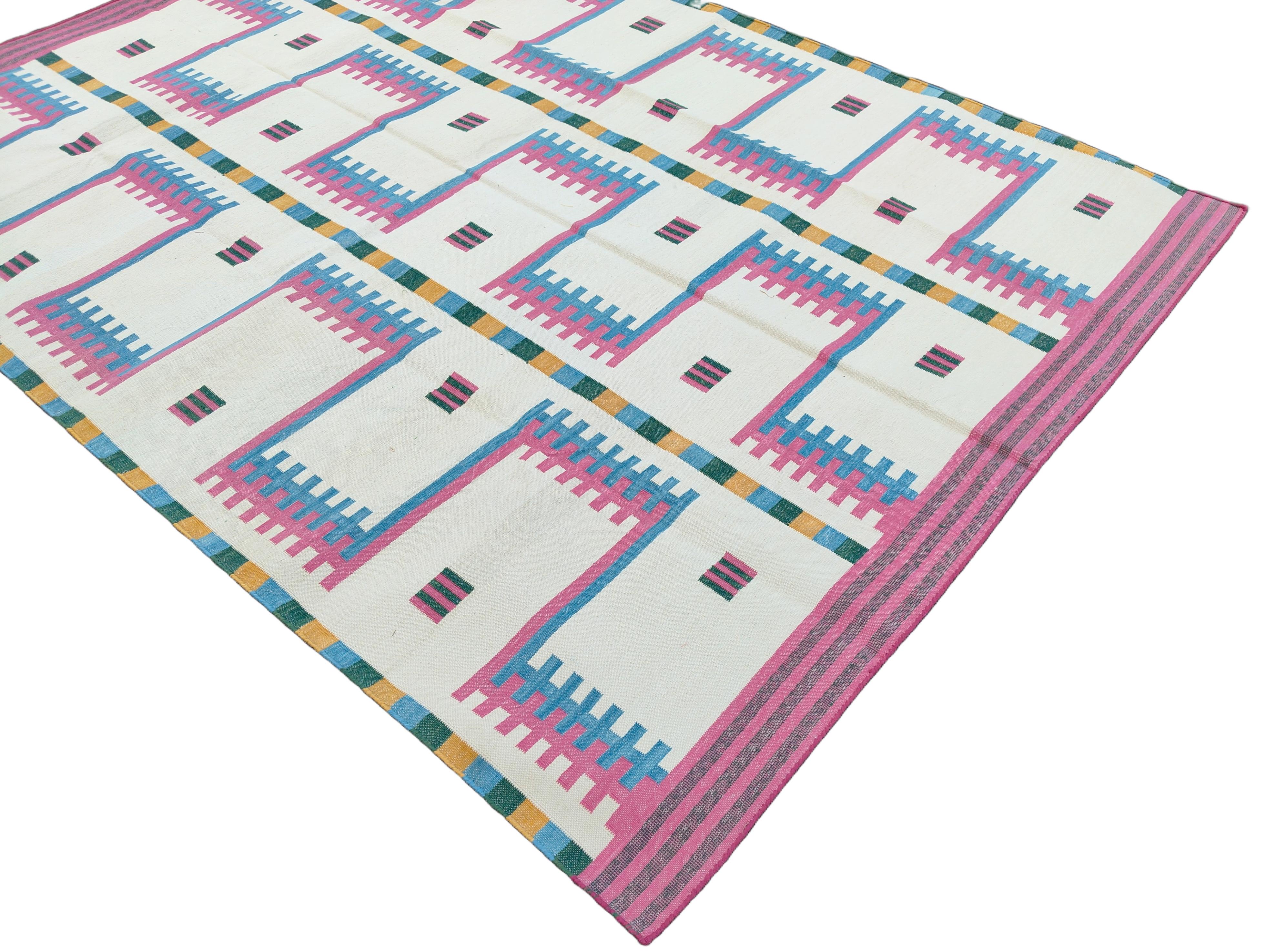 Tappeto a tessitura piatta in cotone fatto a mano, 5x7 crema e rosa, geometrico indiano Dhurrie In condizioni Nuovo in vendita a Jaipur, IN