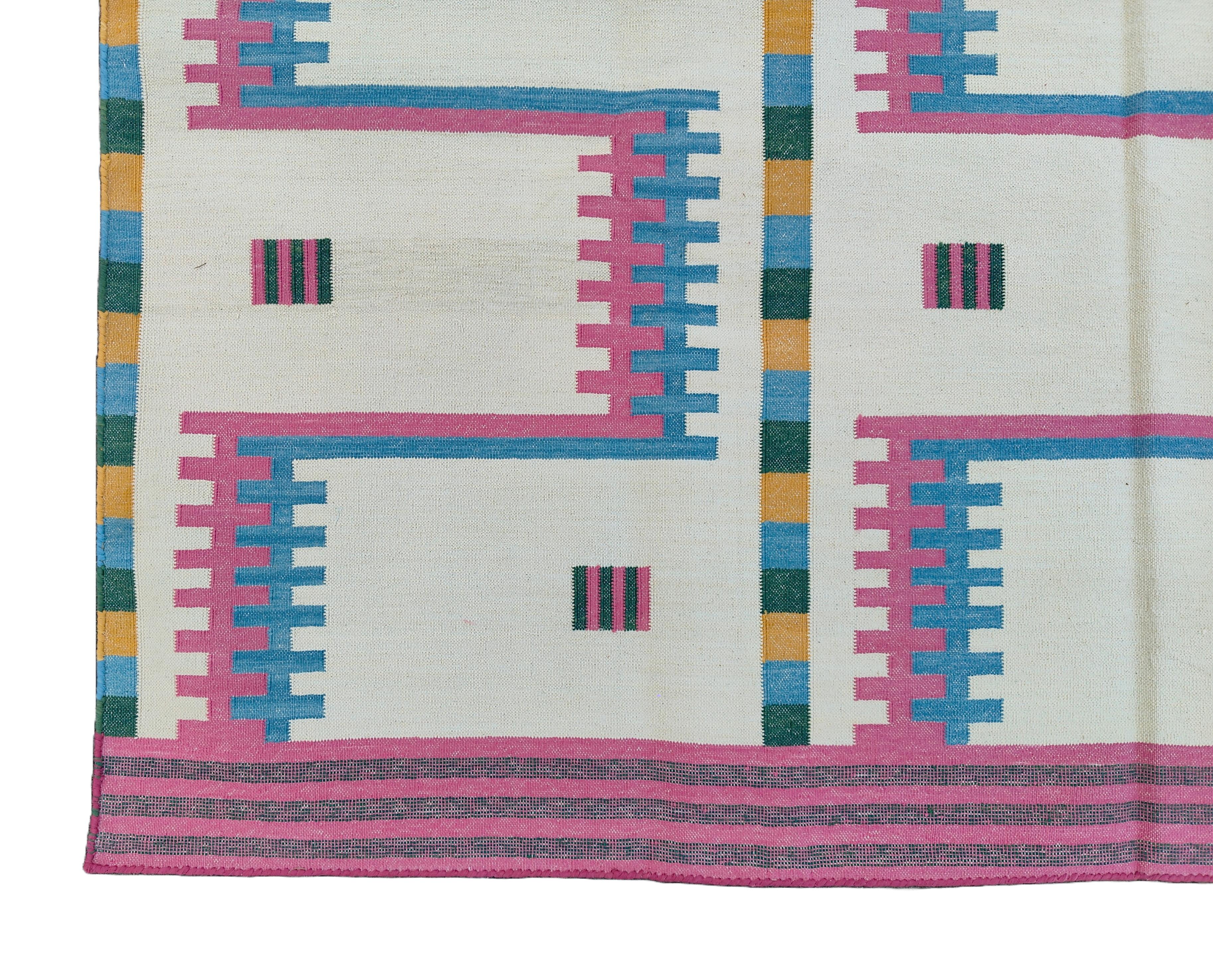 Tappeto a tessitura piatta in cotone fatto a mano, 5x7 crema e rosa, geometrico indiano Dhurrie in vendita 2