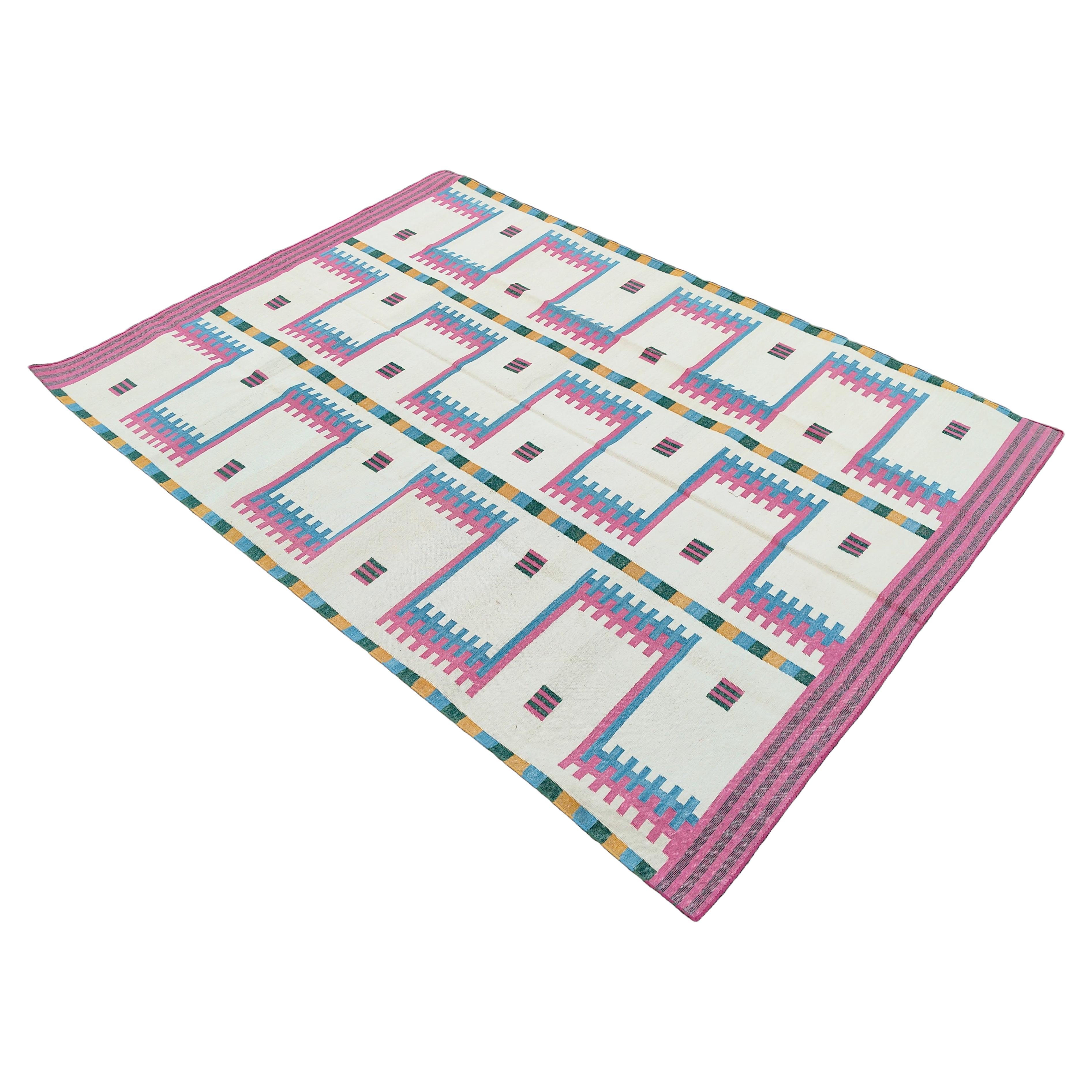 Cotone Nature tinto al vegetale, rosa, crema, blu, senape e verde a righe geometriche di Marianne Green - 5'x7' (150x210cm)

Queste speciali dhurry a trama piatta sono tessute a mano con un filo di cotone 100% a 15 strati. A causa delle speciali