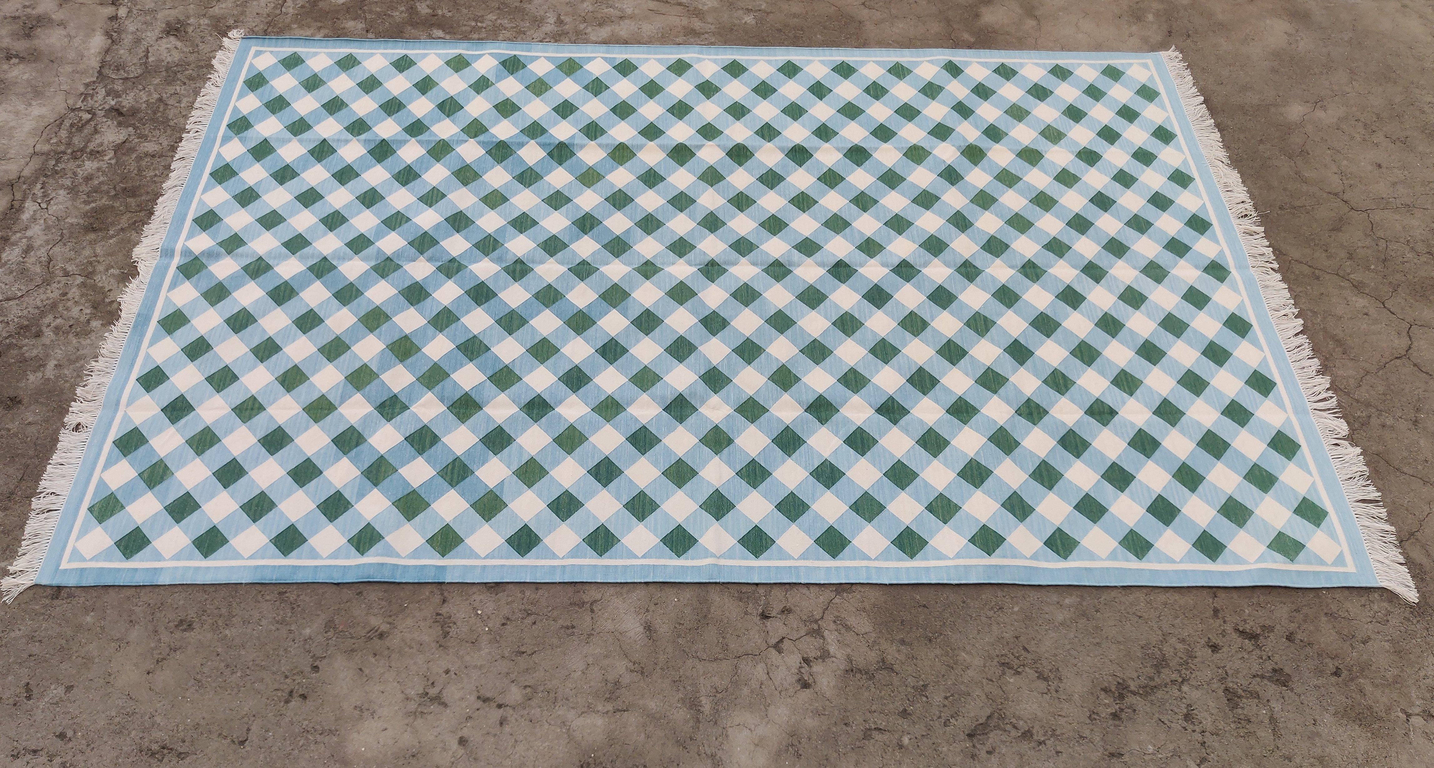 Alfombra de algodón hecha a mano de tejido plano, 5x7 Dhurrie india a cuadros verdes y azules en venta 3