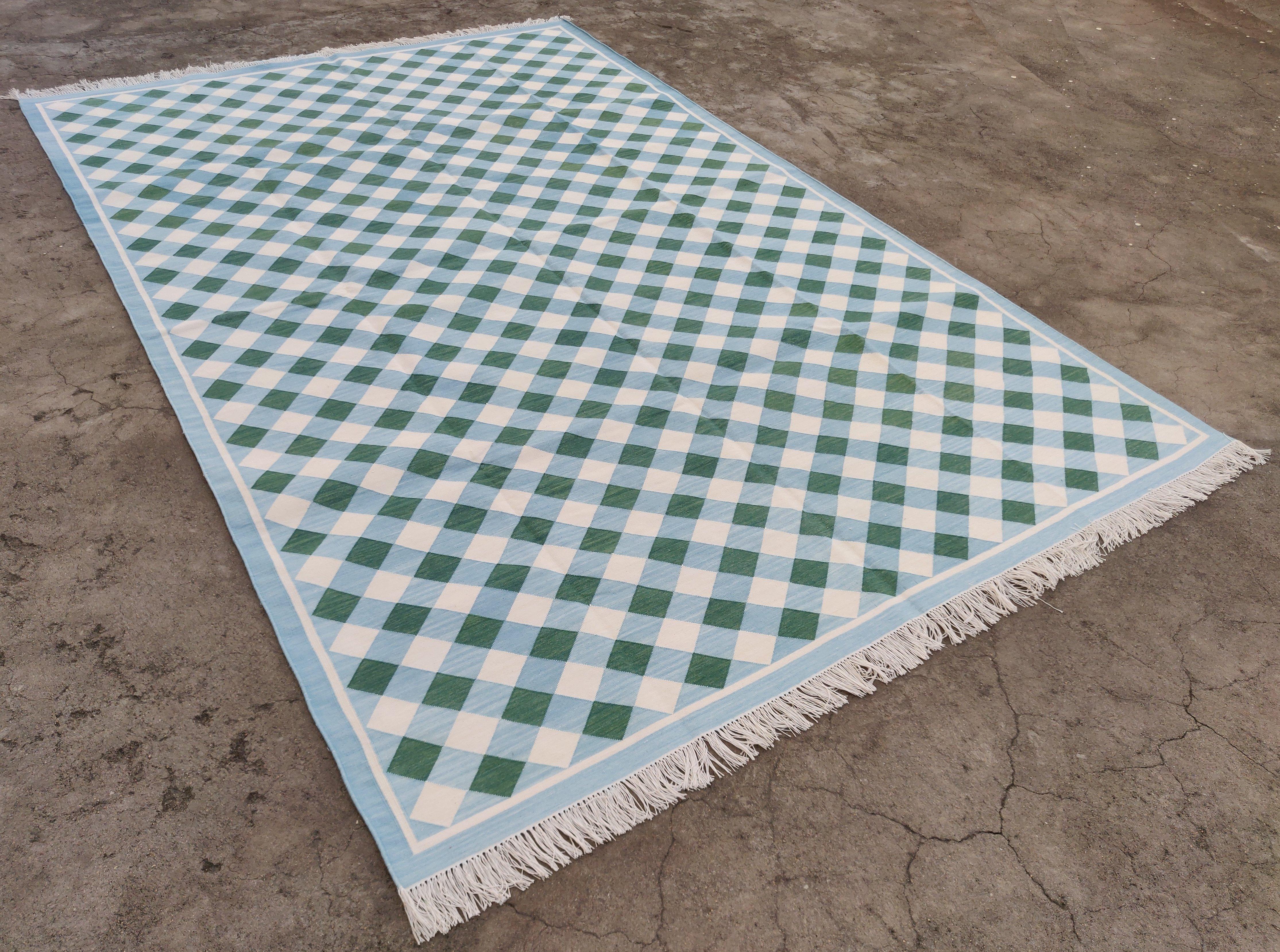 Alfombra de algodón hecha a mano de tejido plano, 5x7 Dhurrie india a cuadros verdes y azules en venta 4
