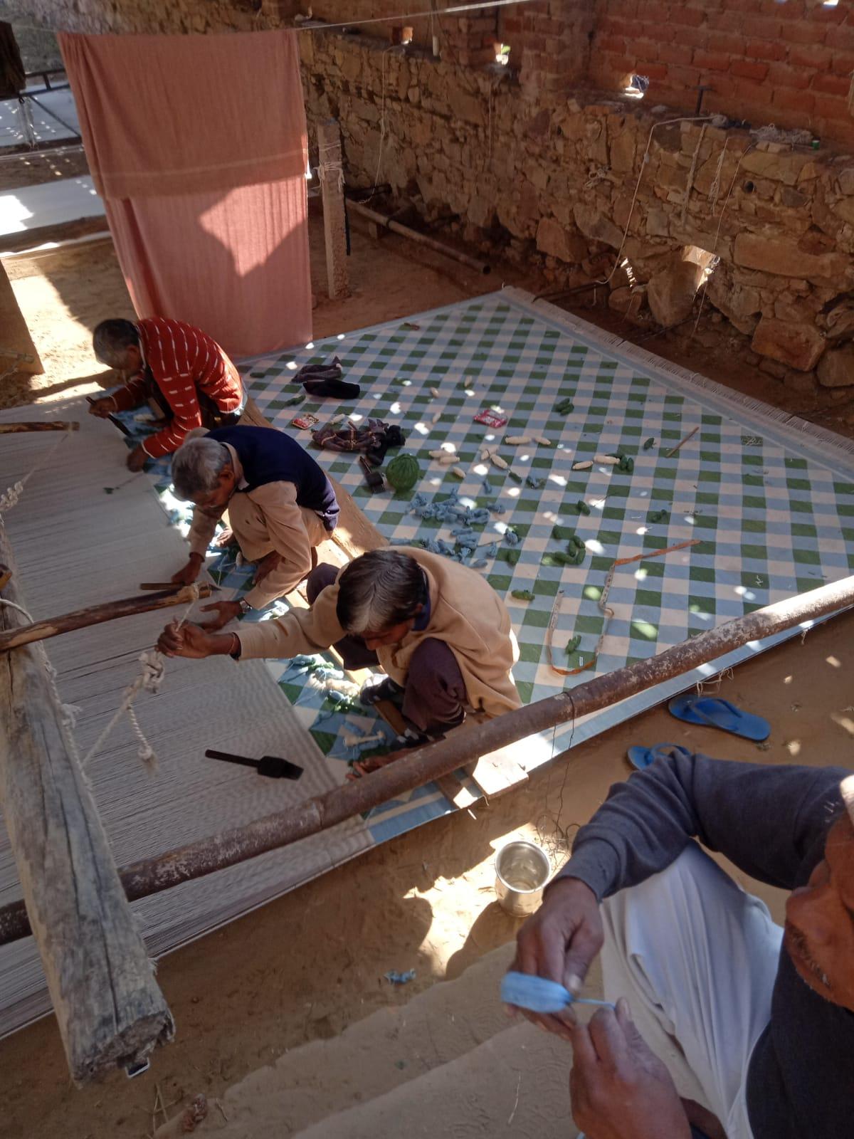 Alfombra de algodón hecha a mano de tejido plano, 5x7 Dhurrie india a cuadros verdes y azules en venta 5