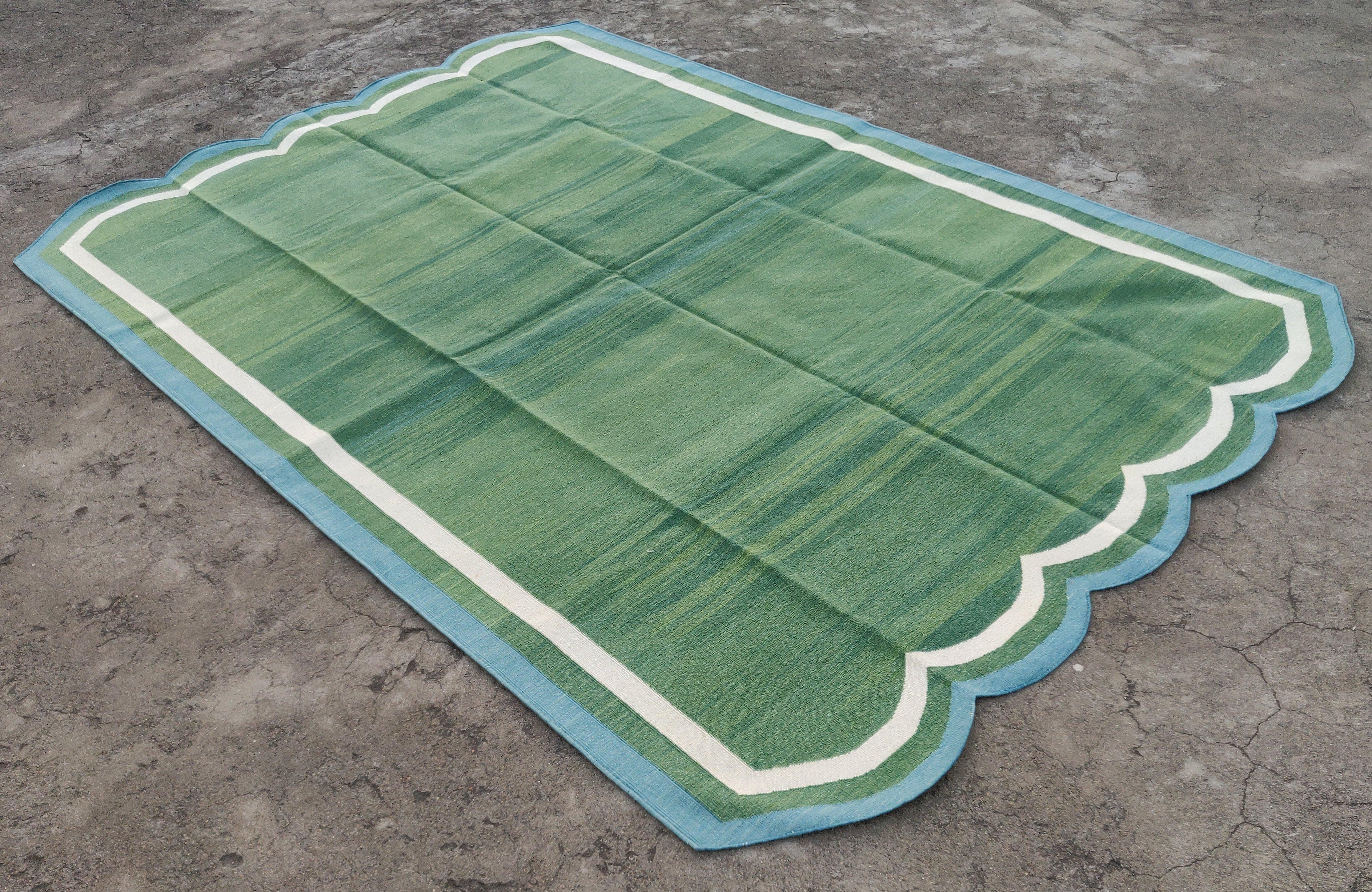 Cotone tinto al vegetale a righe smerlate verde foresta e blu acqua 
Tappeto Dhurrie-5'x7' (i smerli corrono su 5' lati)

Queste speciali dhurry a trama piatta sono tessute a mano con un filo di cotone 100% a 15 strati. A causa delle speciali