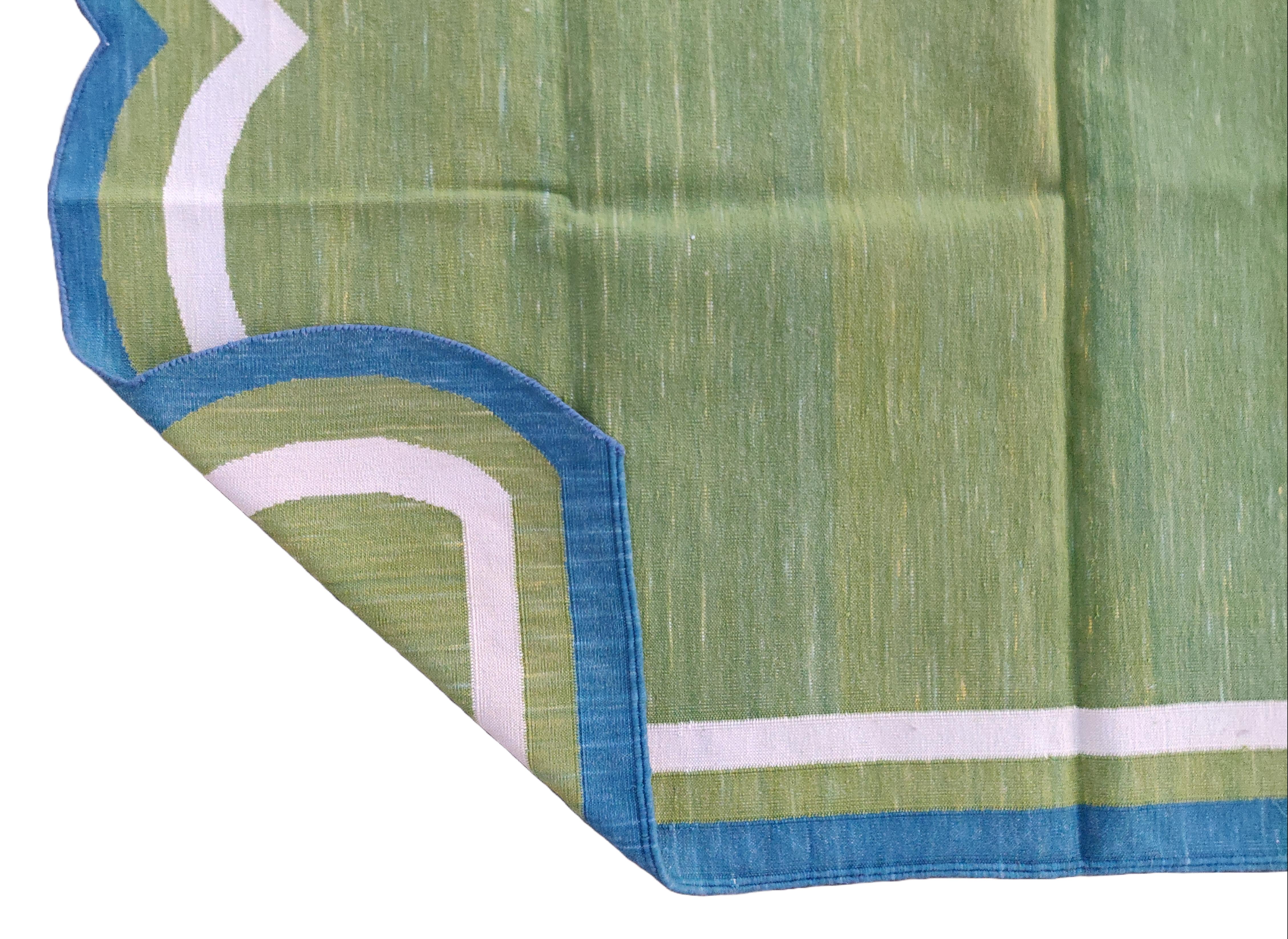 Handmade Cotton Area Flat Weave Rug, 5x7 Green And Blue Scalloped Indian Dhurrie In New Condition For Sale In Jaipur, IN