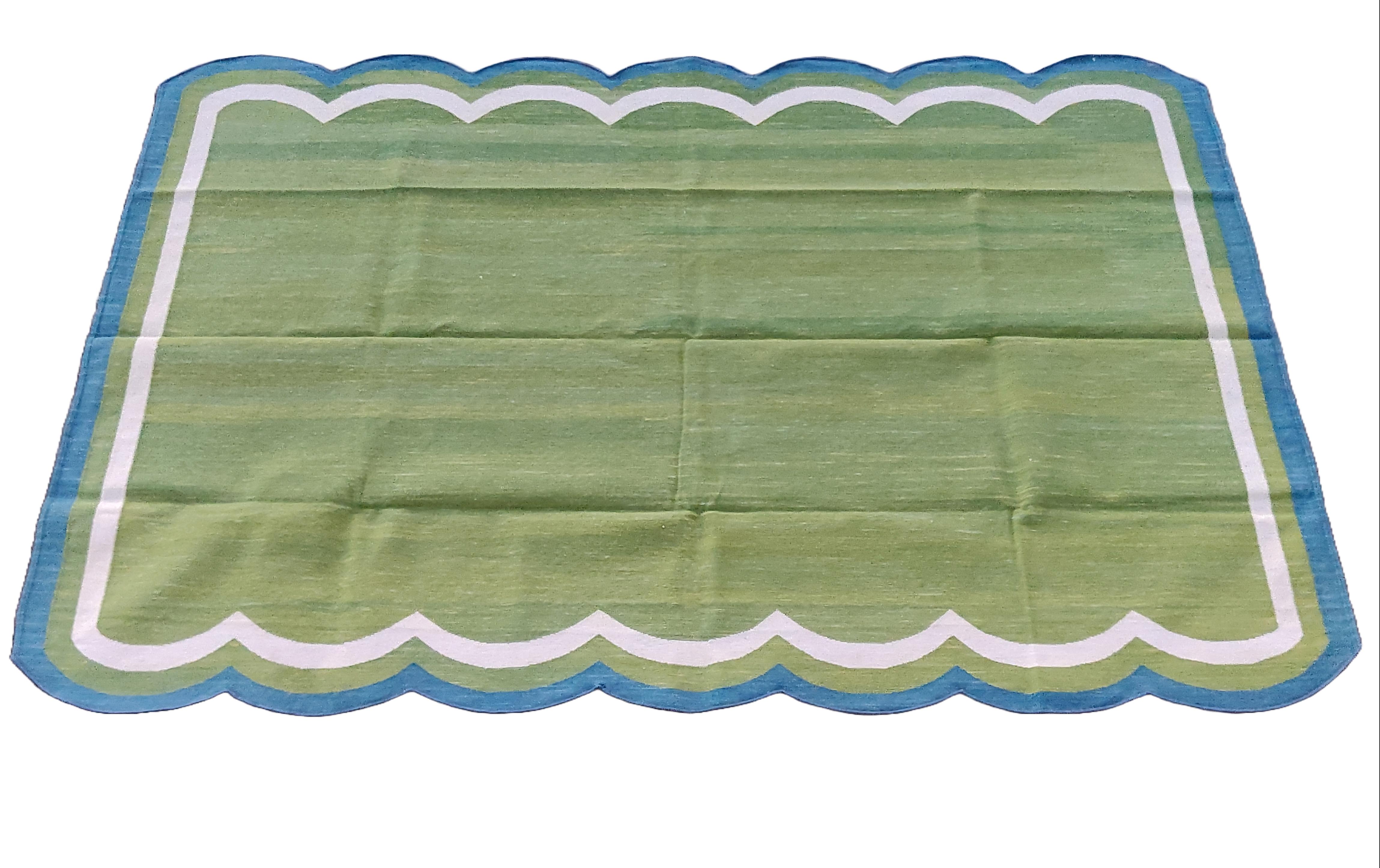 Handgefertigter flacher Baumwollteppich mit Flachgewebe, 5x7 Grüner und blauer Wellenschliff indischer Dhurrie im Zustand „Neu“ im Angebot in Jaipur, IN