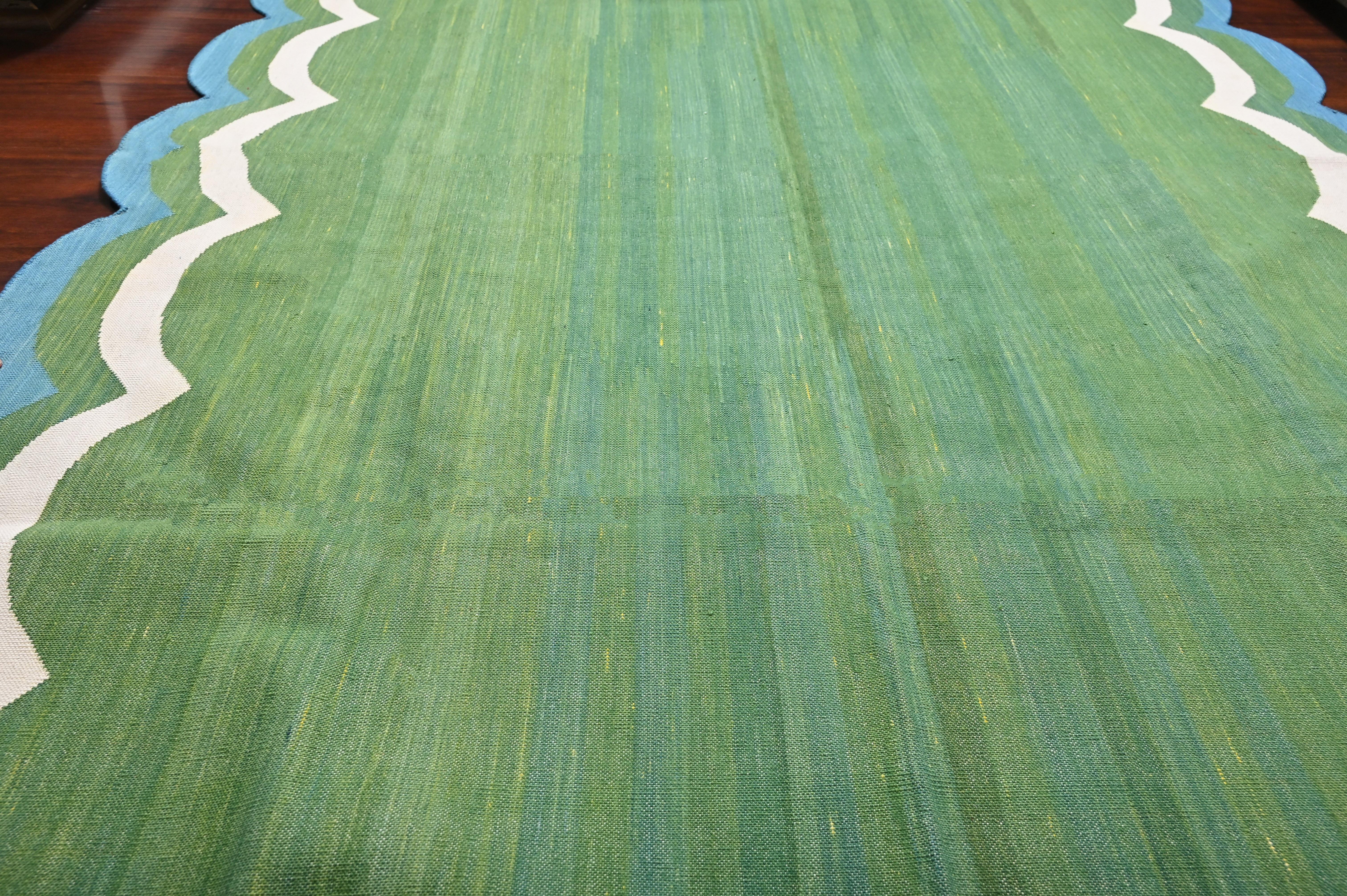 Handgefertigter flacher Baumwollteppich mit Flachgewebe, 5x7 Grüner und blauer Wellenschliff Kelim Dhurrie (Indisch) im Angebot