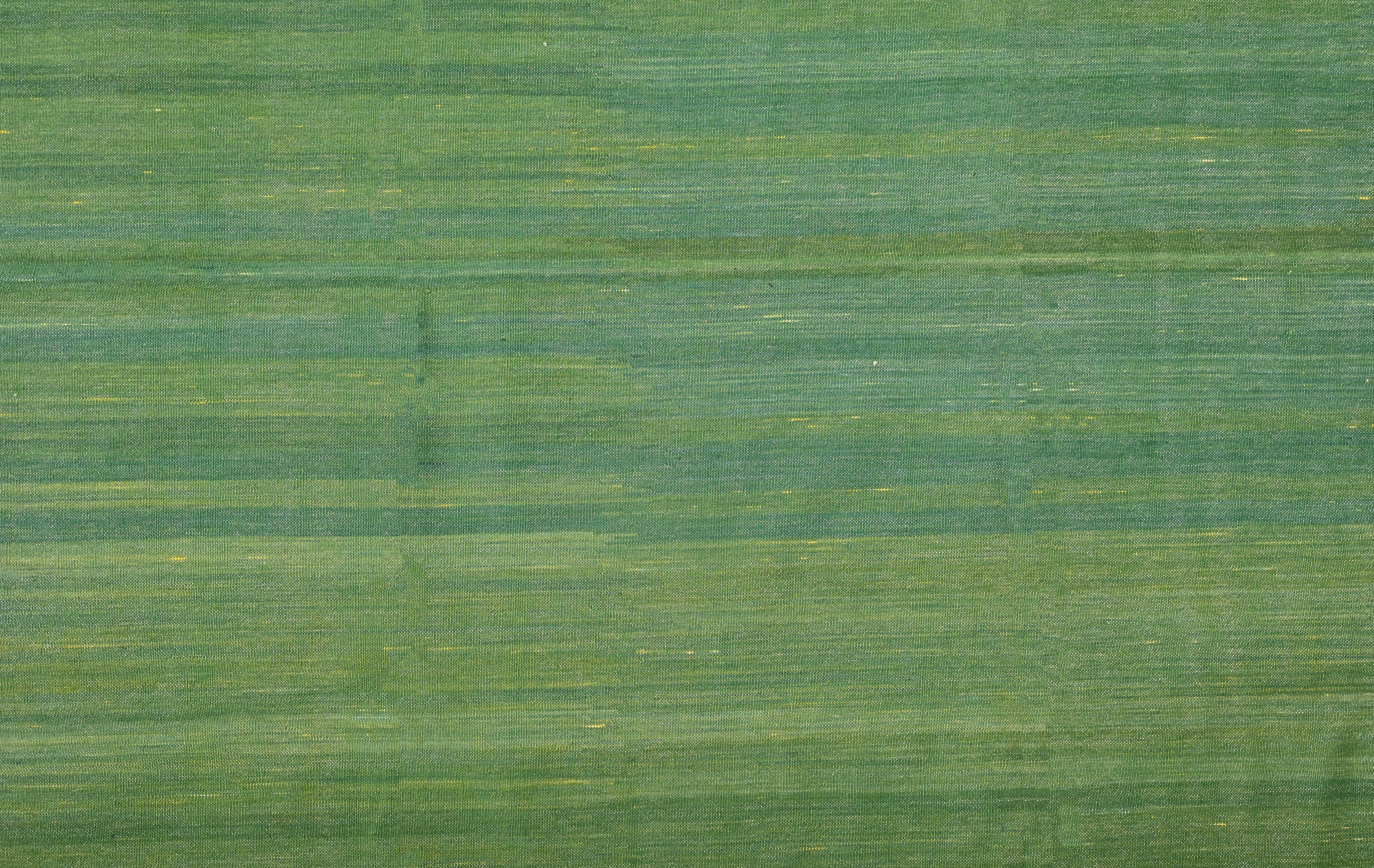 Handgefertigter flacher Baumwollteppich mit Flachgewebe, 5x7 Grüner und blauer Wellenschliff Kelim Dhurrie (Handgewebt) im Angebot