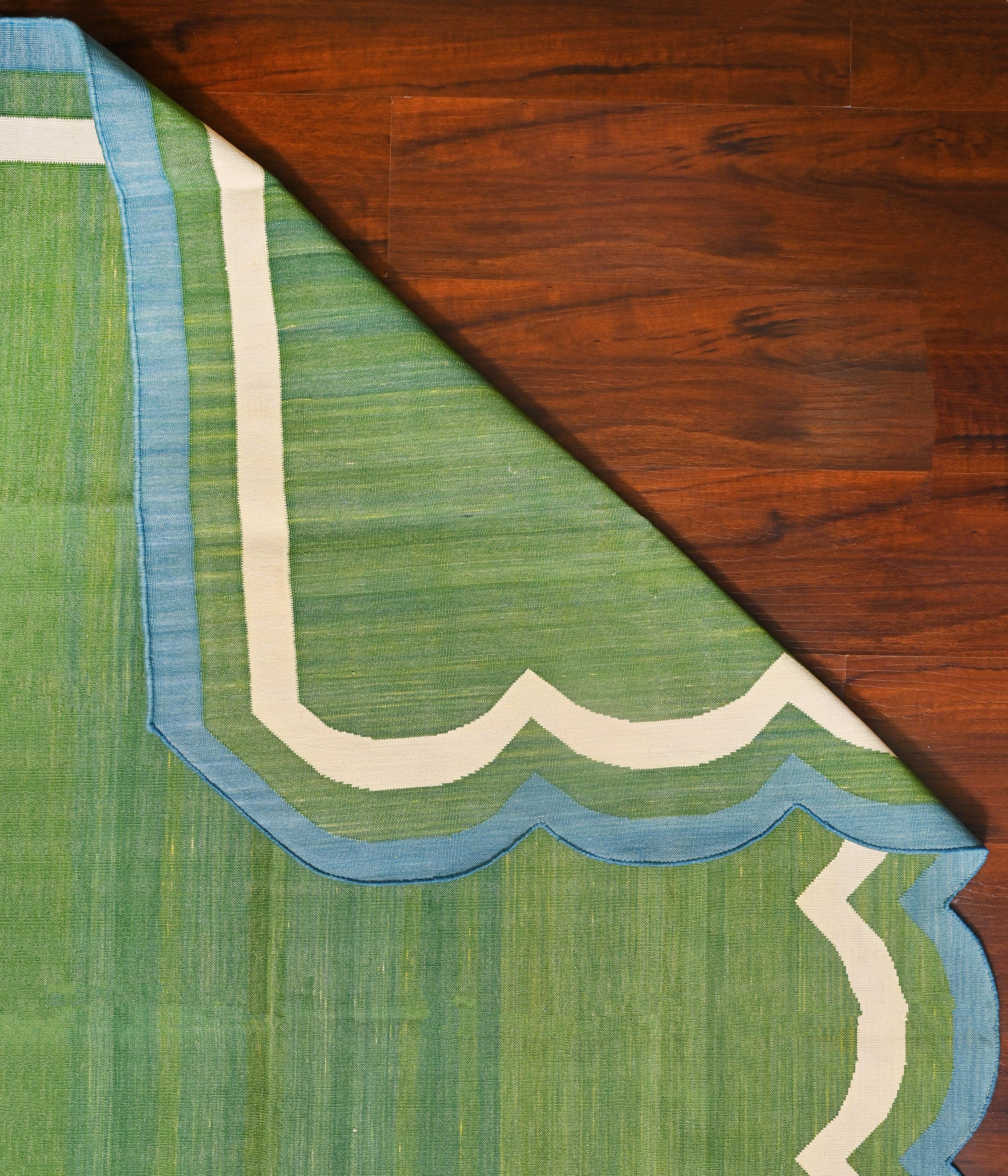 Handgefertigter flacher Baumwollteppich mit Flachgewebe, 5x7 Grüner und blauer Wellenschliff Kelim Dhurrie (21. Jahrhundert und zeitgenössisch) im Angebot