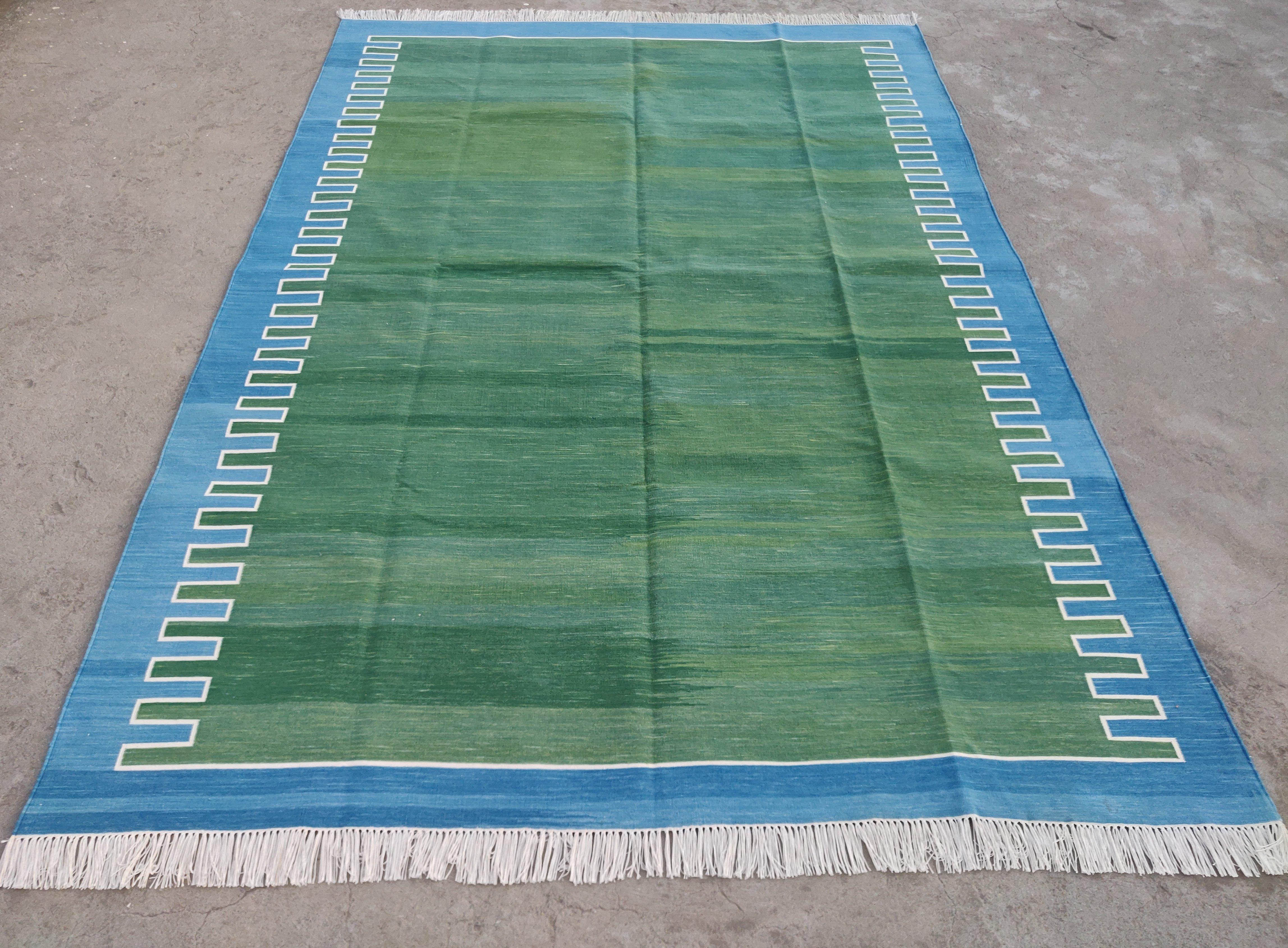 Tessuto a mano Tappeto a tessitura piatta in cotone fatto a mano, 5x7 a righe verdi e blu, indiano Dhurrie in vendita