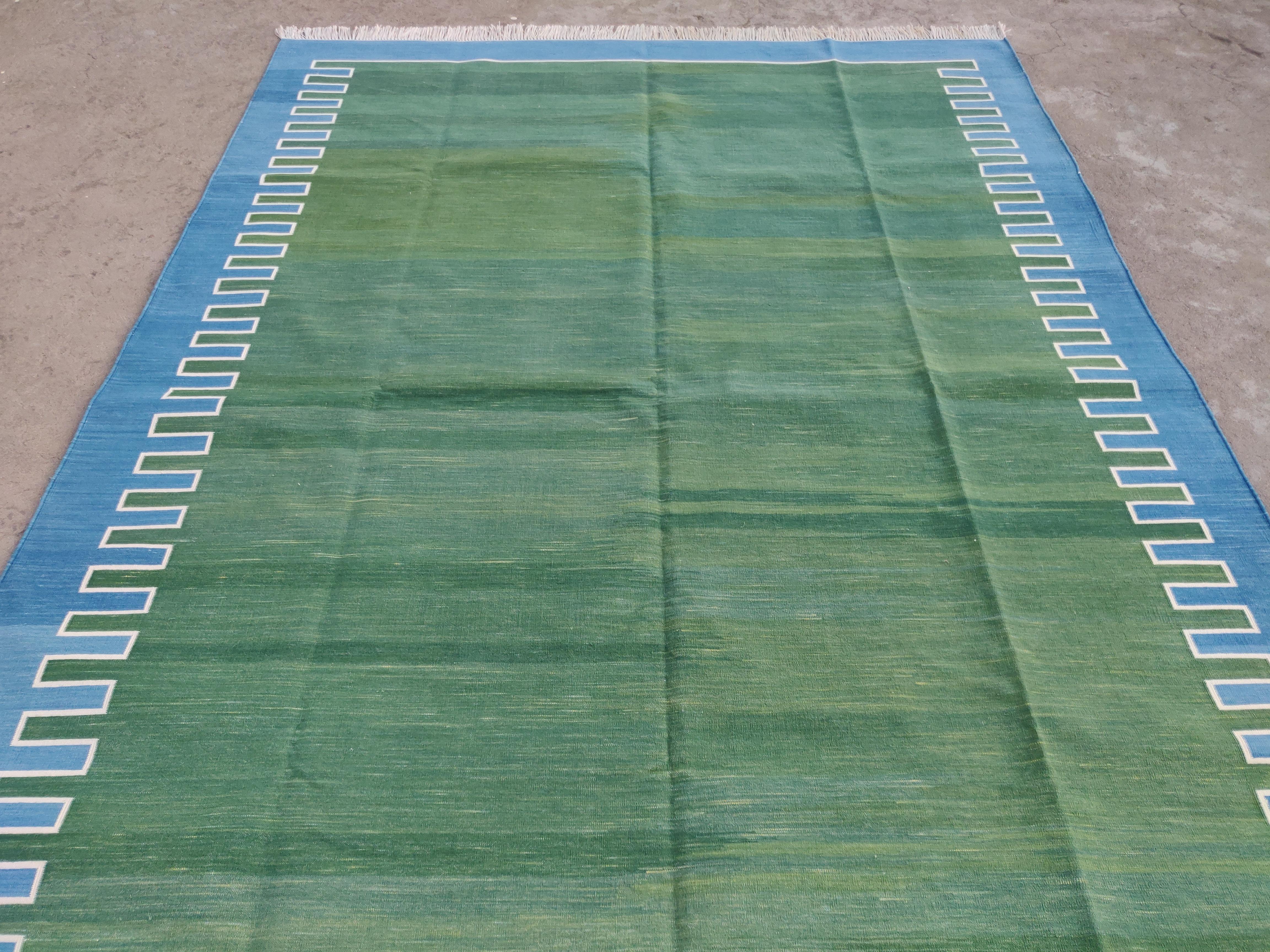 Tappeto a tessitura piatta in cotone fatto a mano, 5x7 a righe verdi e blu, indiano Dhurrie In condizioni Nuovo in vendita a Jaipur, IN