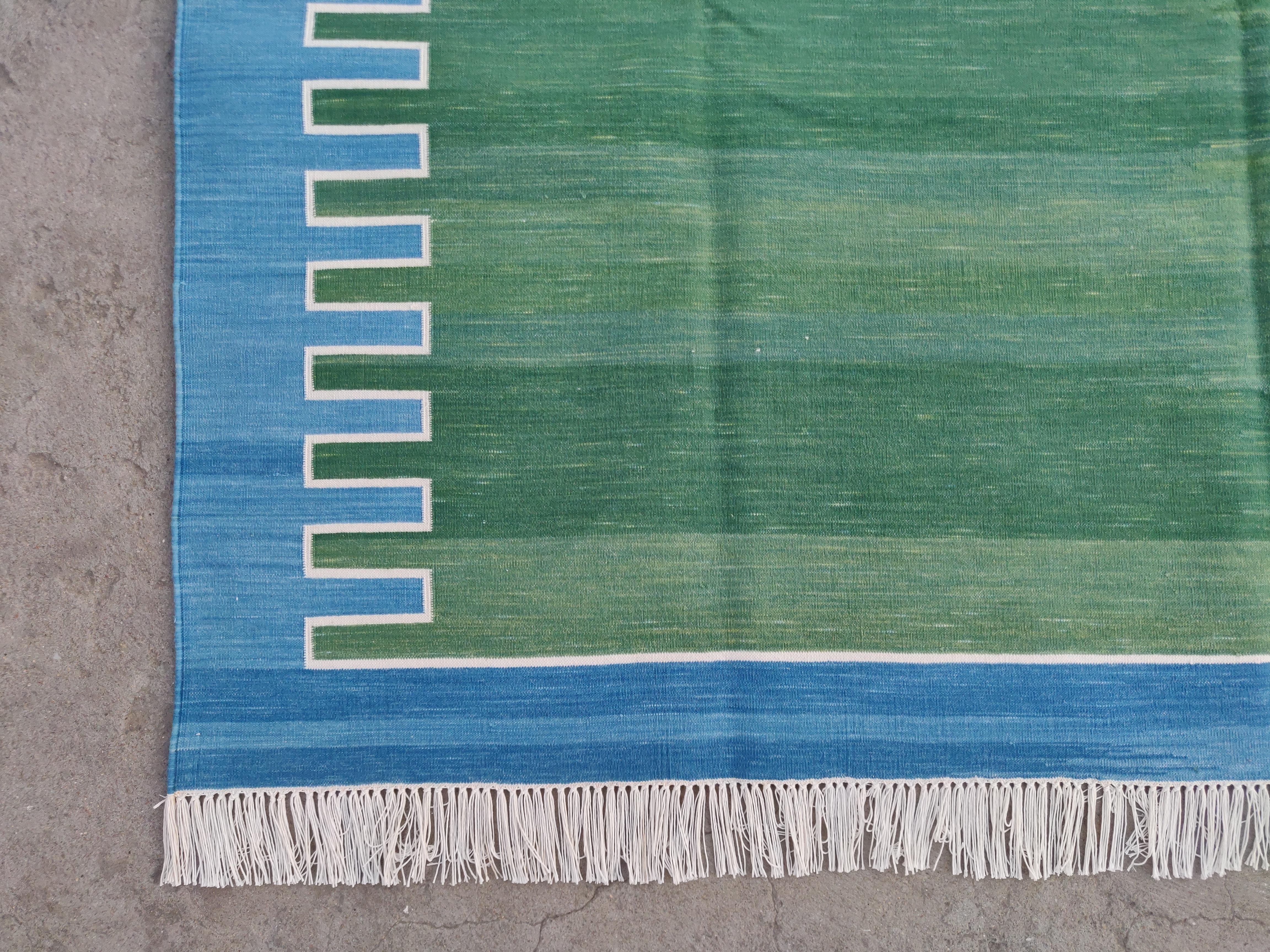 XXI secolo e contemporaneo Tappeto a tessitura piatta in cotone fatto a mano, 5x7 a righe verdi e blu, indiano Dhurrie in vendita